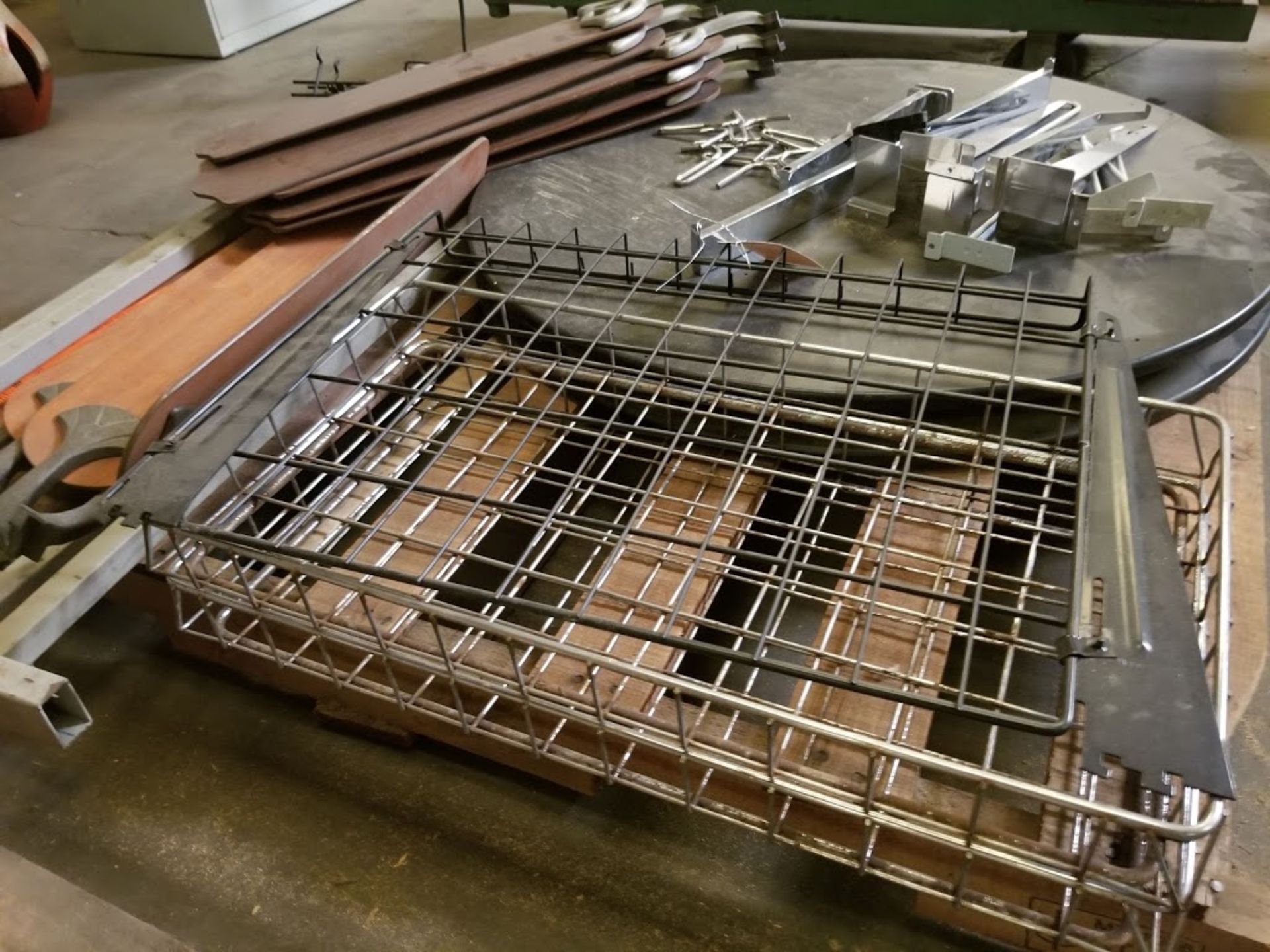 Pallet of: Misc: Fan Blades, Wire Baskets, Lazy Susan Top - Image 2 of 4