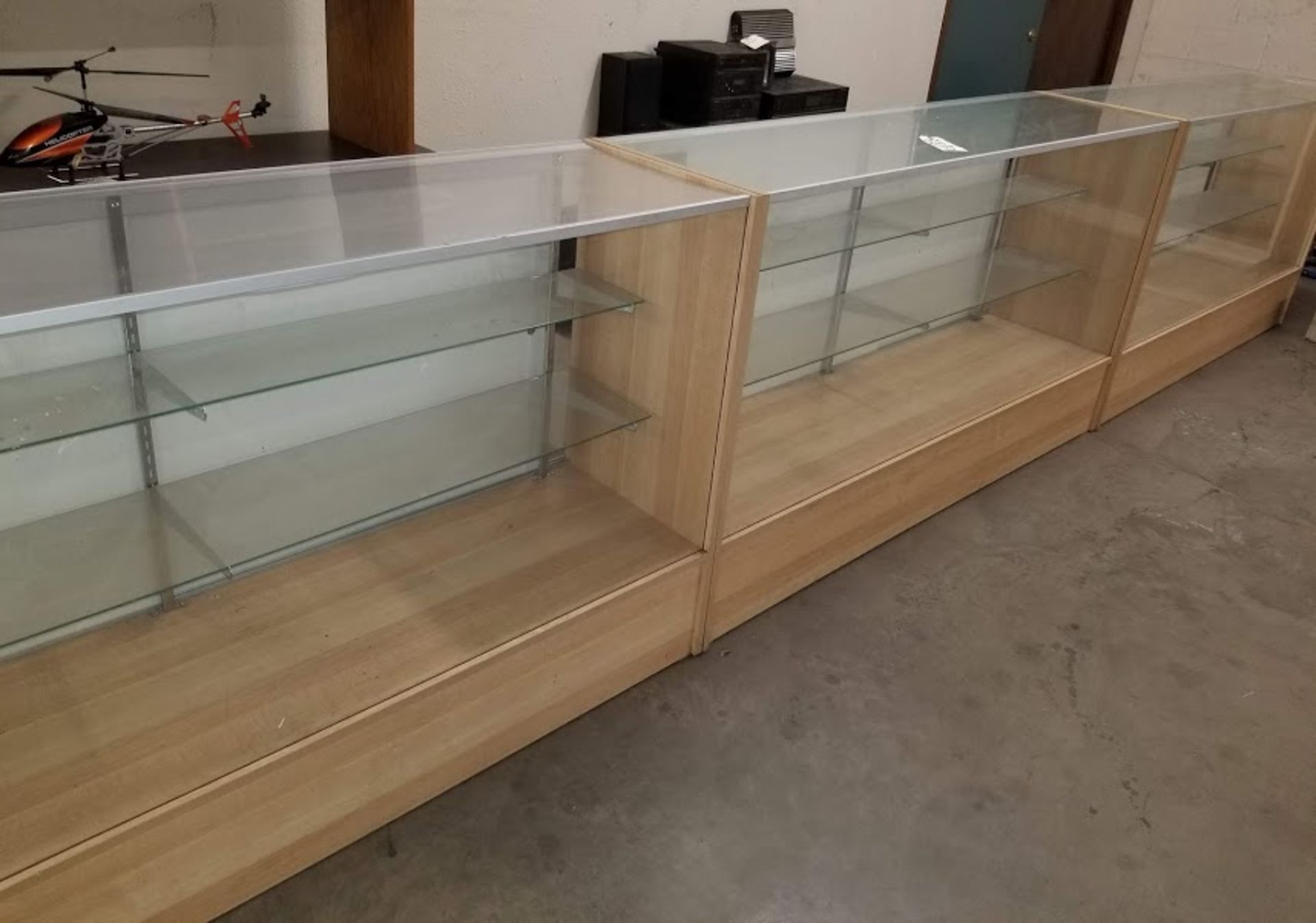 4 - Glass Display Showcases & Display Stand - Image 2 of 5