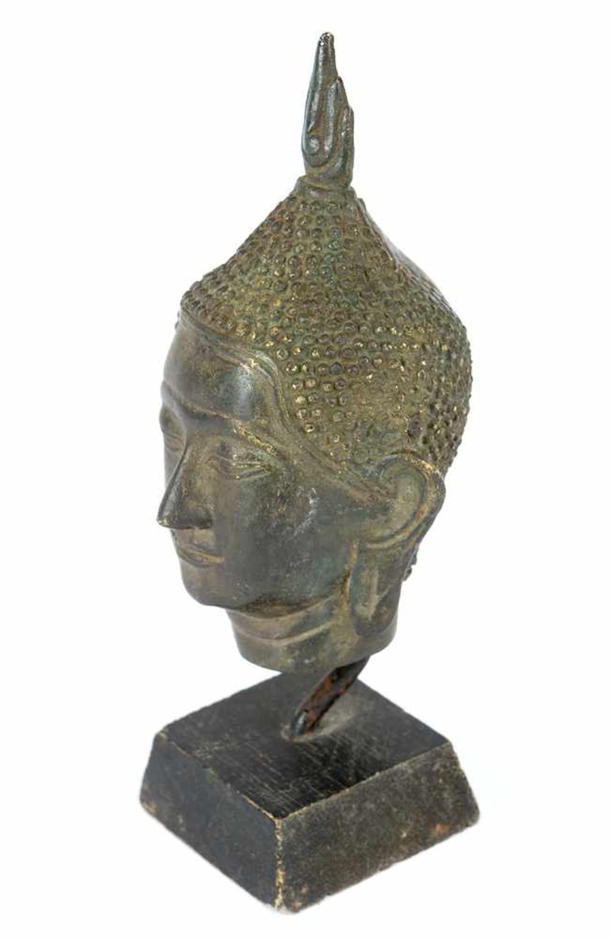 Indo-Chinese Bronze Head, Cast with original patina on later wooden base, possibly 18/19th Century. - Bild 3 aus 3