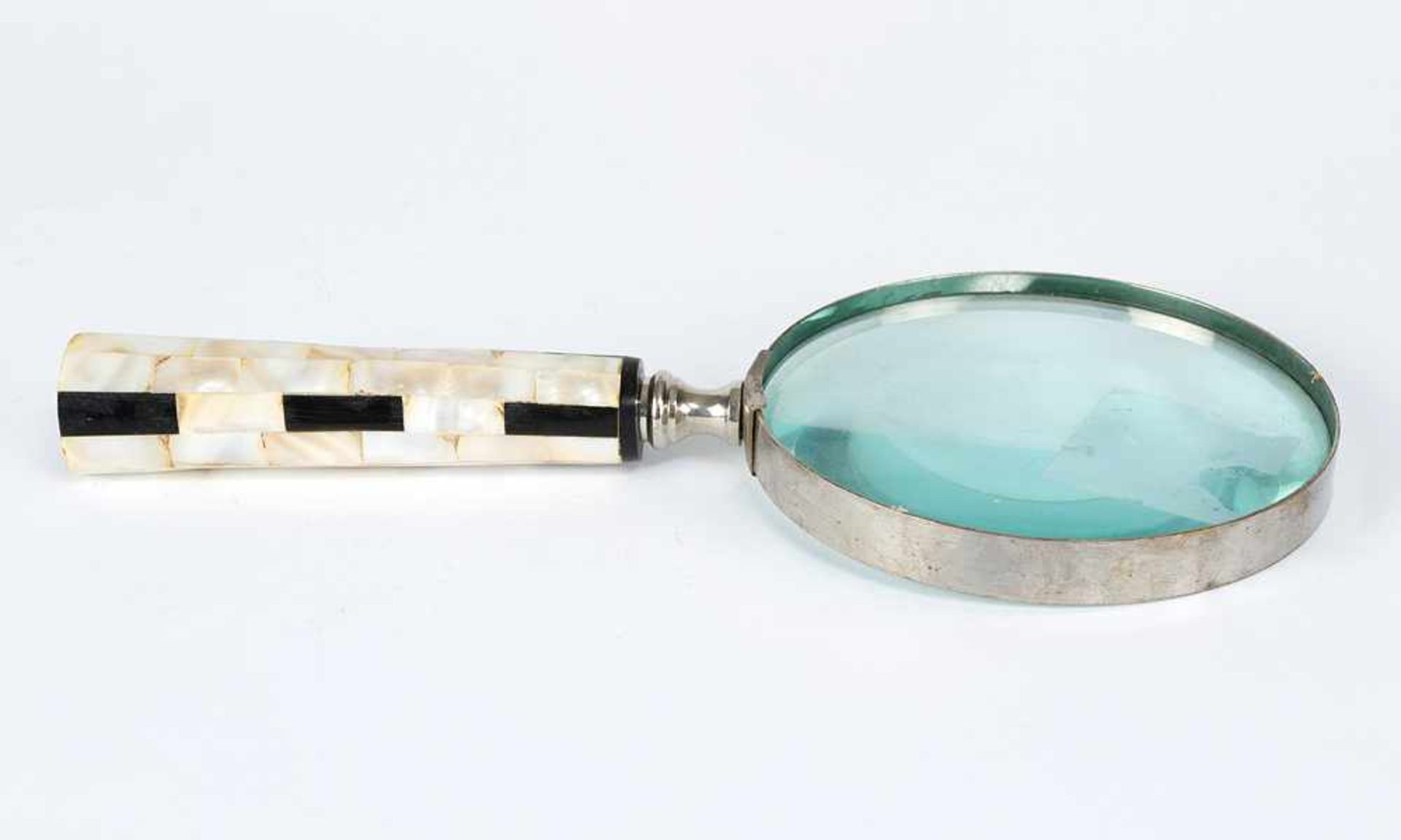 Magnifier, round glass lense with chromed framed and mother of pearl and ebonised hand grip. - Bild 3 aus 3