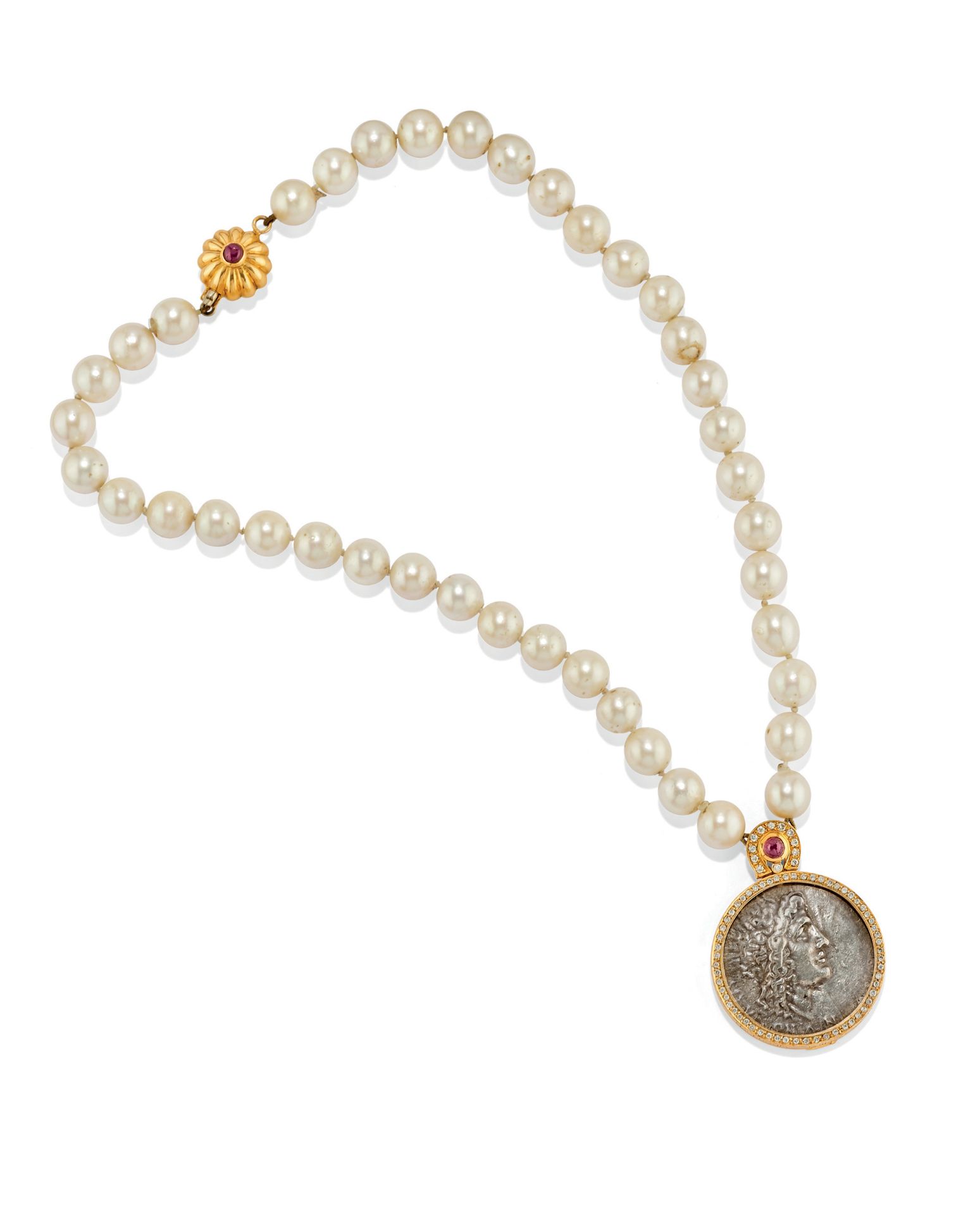 COLLIER EN OR, PERLES DE CULTURE, MONNAIE, RUBIS ET DIAMANTS