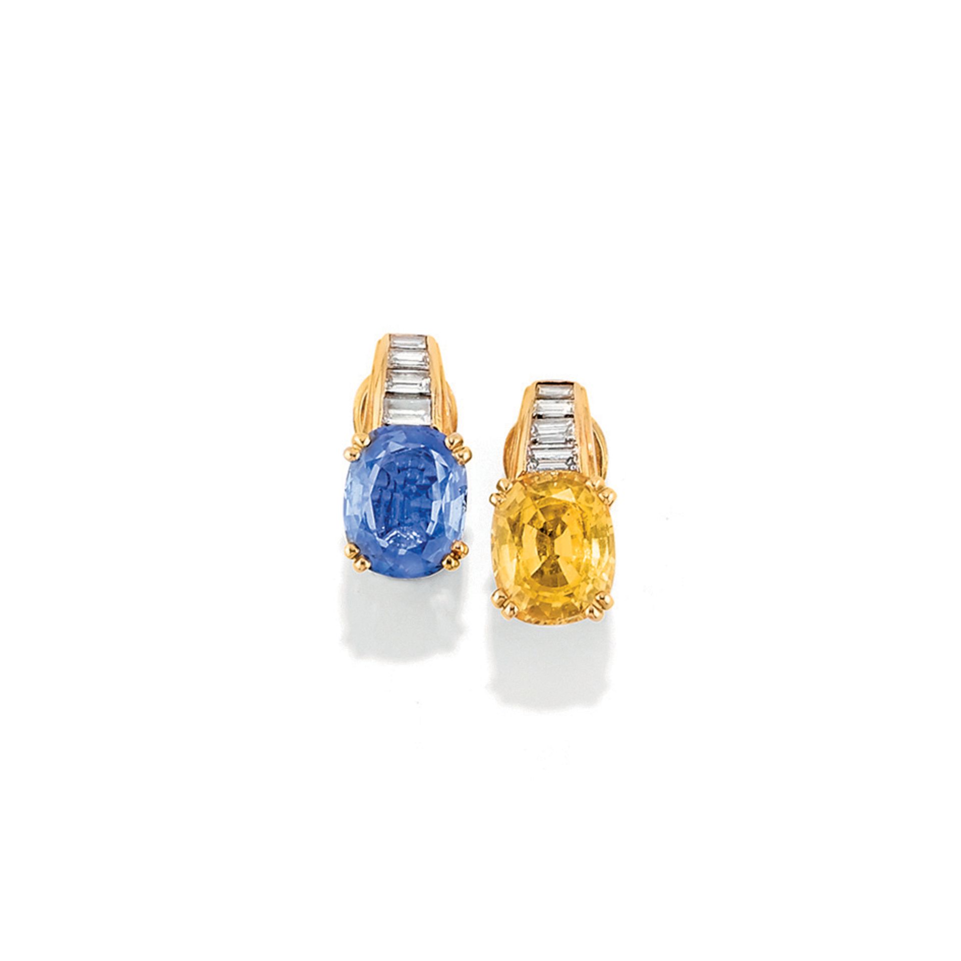 PAIRE DE BOUCLES D'OREILLES AVEC SAPHIR,SAPHIR JAUNE ET DIAMANTS