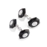 PAIRE DE BOUTONS DE MANCHETTE EN OR, ONYX, NACRE ET DIAMANTS