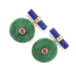 PAIRE DE BOUTONS DE MANCHETTES EN JADÉITE, LAPIS-LAZULI ET RUBIS