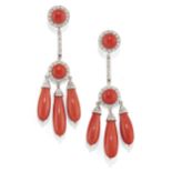 UNE PAIRE DE PENDANTS D'OREILLES EN OR, CORAIL ET DIAMANTS