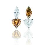 UNE PAIRE DE BOUCLES D'OREILLES EN OR DIAMANTS INCOLORES ET FANCY ORANGE