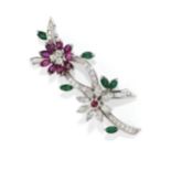 BROCHE EN OR, RUBIS, ÉMERAUDES ET DIAMANTS