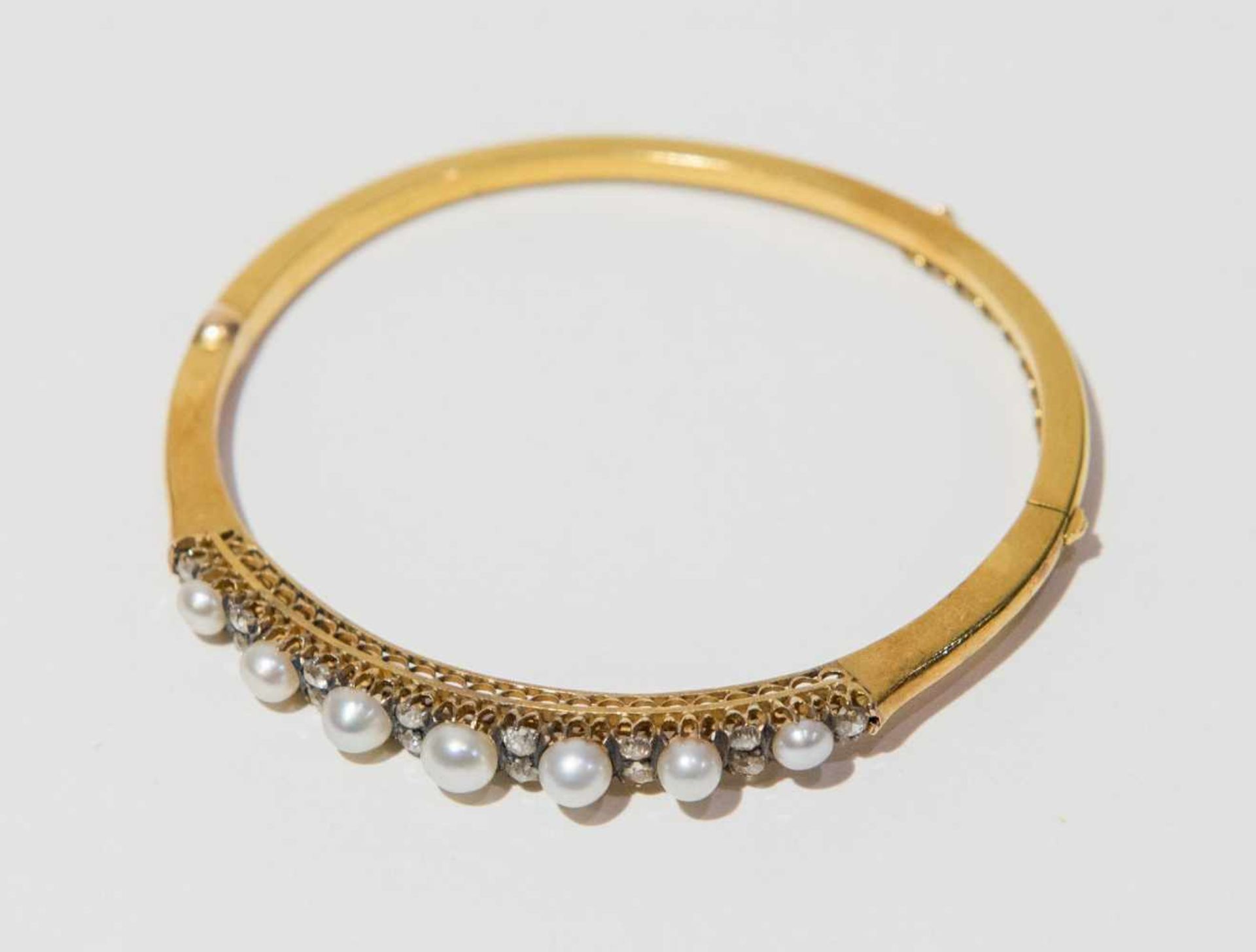 BRACCIALE IN ORO GIALLO E ARGENTO Realizzato come un cerchio rigido decorato sommitalmente da una