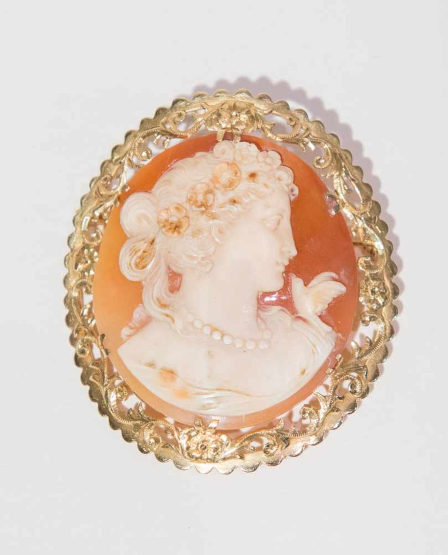 SPILLA CAMEO Realizzata con cameo in conchiglia raffigurante profilo femminile riconducibile alla “