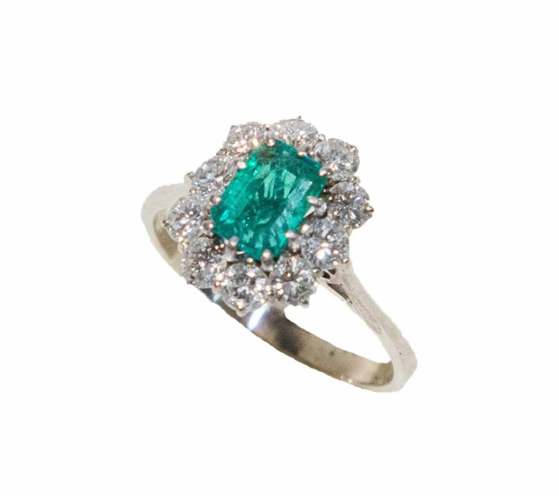 ANELLO IN ORO BIANCO 18K Realizzato con smeraldo ottagonale entro cornice di diamanti (peso