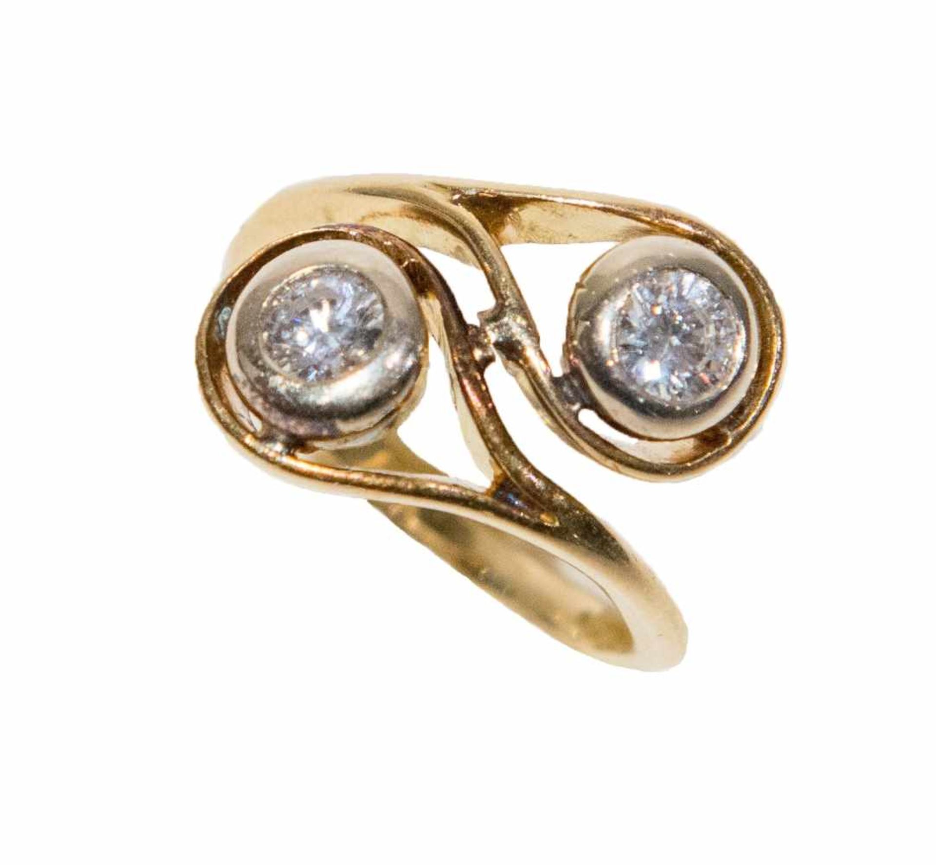 ANELLO IN ORO GIALLO E BIANCO 18K Realizzato come un contrarié recante agli apici due diamanti