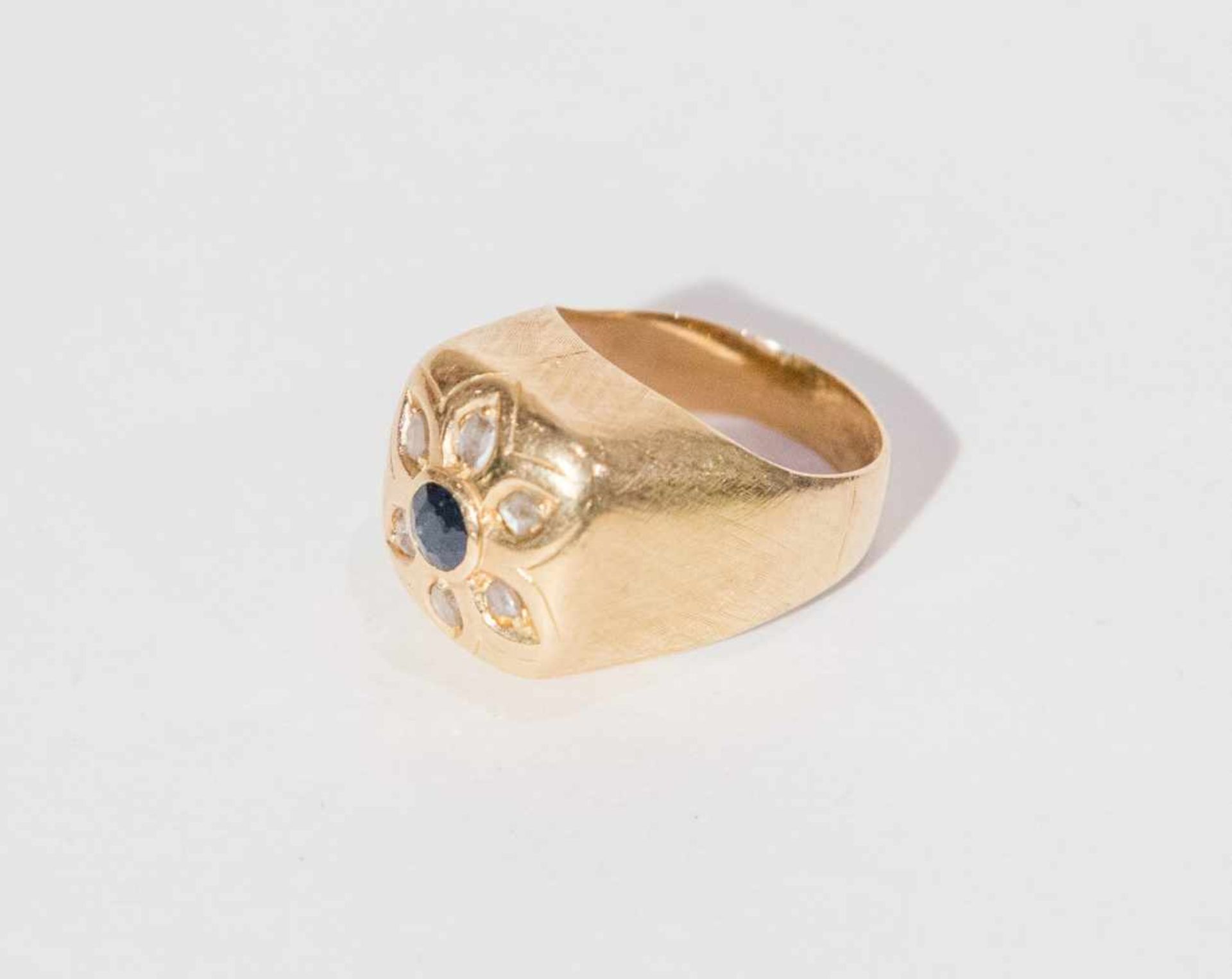 ANELLO A SCUDO IN ORO 18K A lavorazione damascata decorata con zaffiro blu e piccole rose di