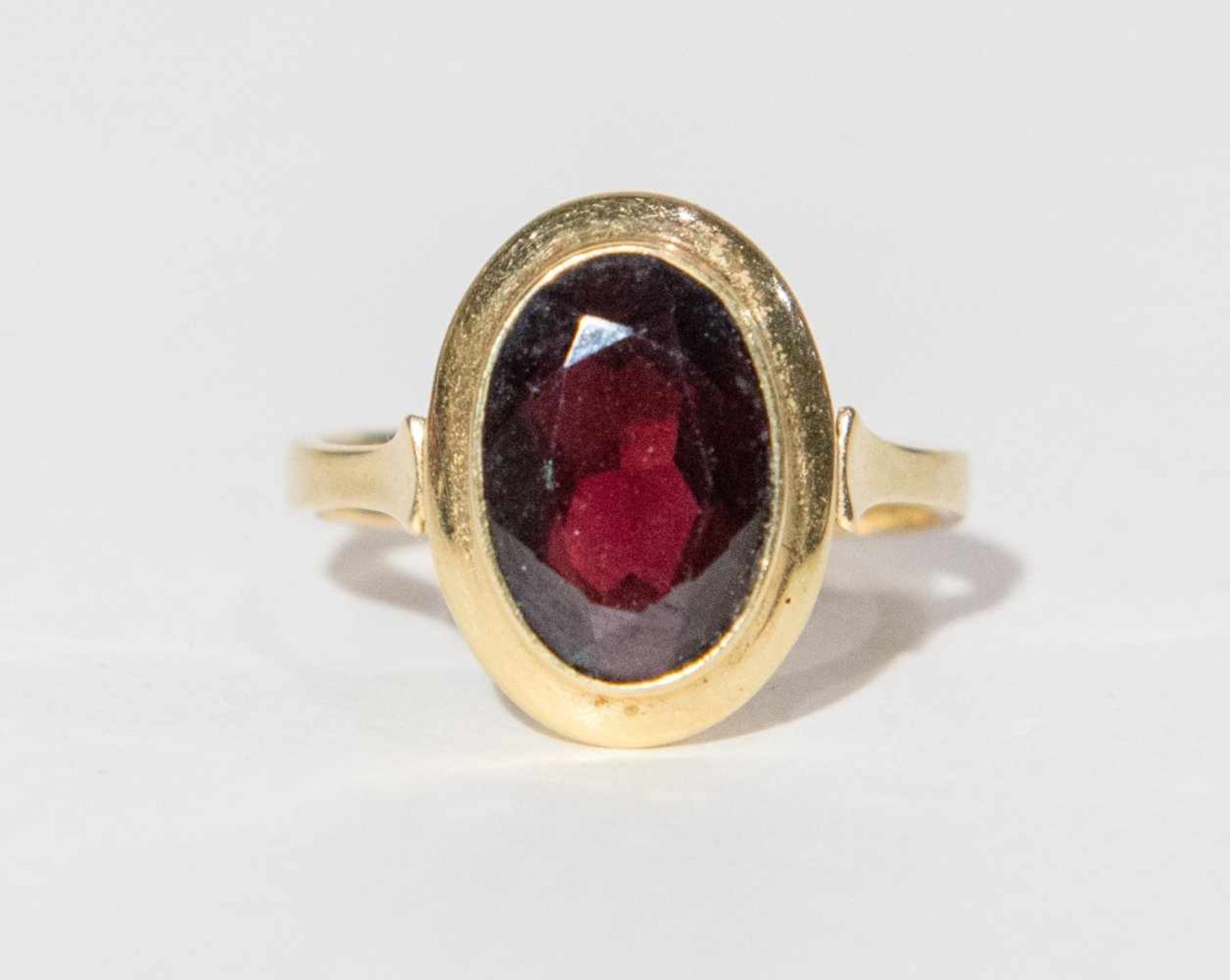 ANELLO IN ORO GIALLO 18K Recante granato ovale sfaccettato. Peso complessivo 4,33 grammi.