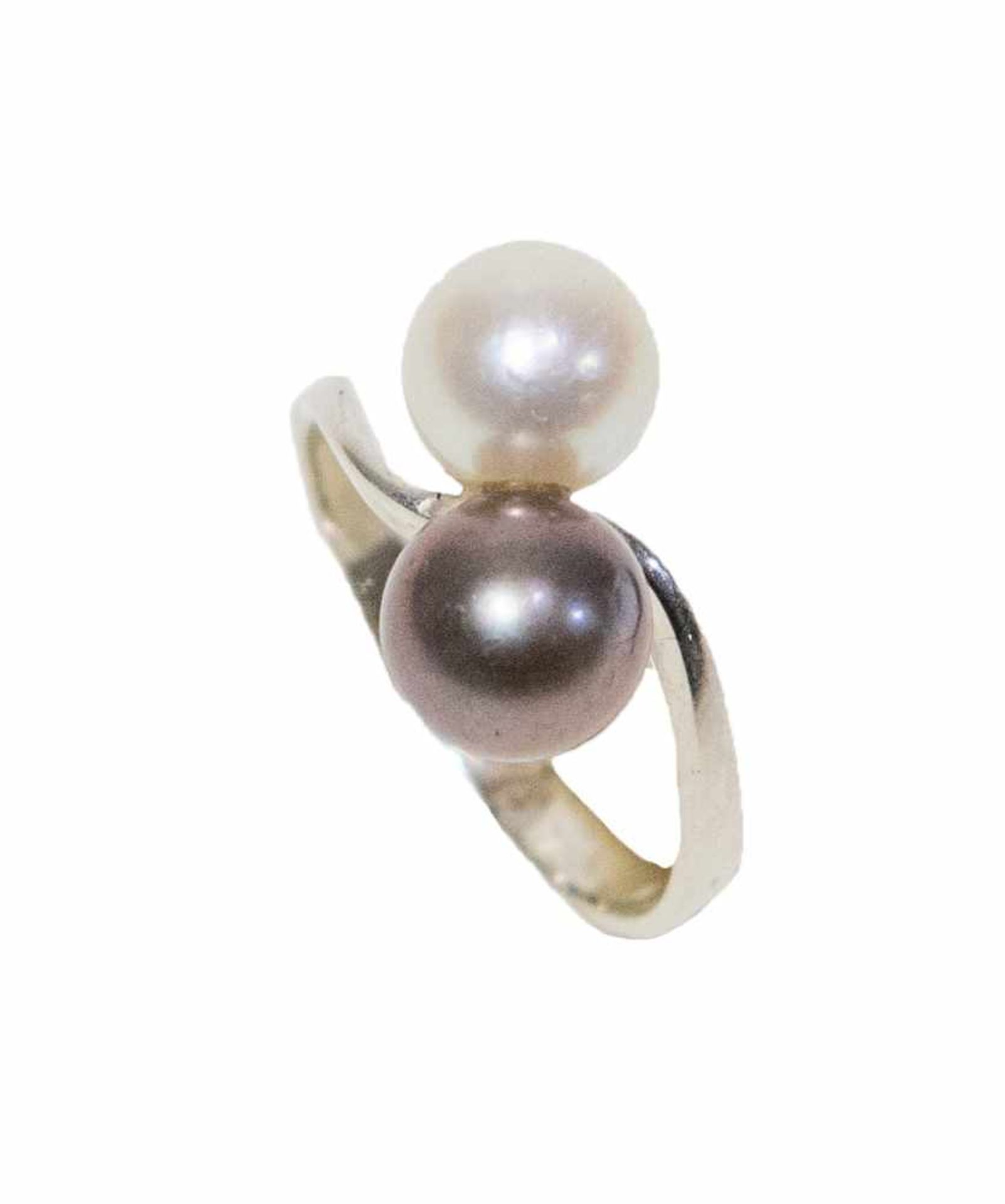 ANELLO IN ORO BIANCO 18K Realizzato come un contrarié recante agli apici due perle coltivate,