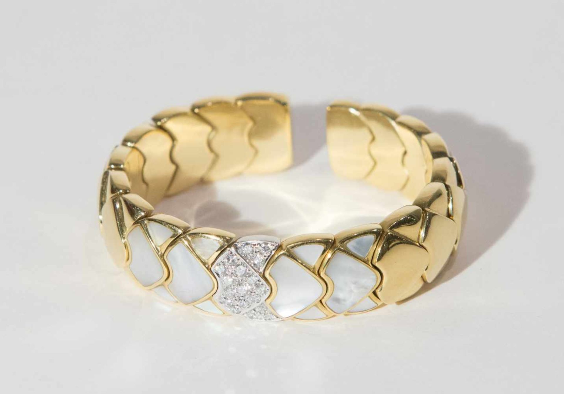 BRACCIALE SEMIRIGIDO IN ORO 18K Realizzato con elementi geometrici decorati alla sommità da