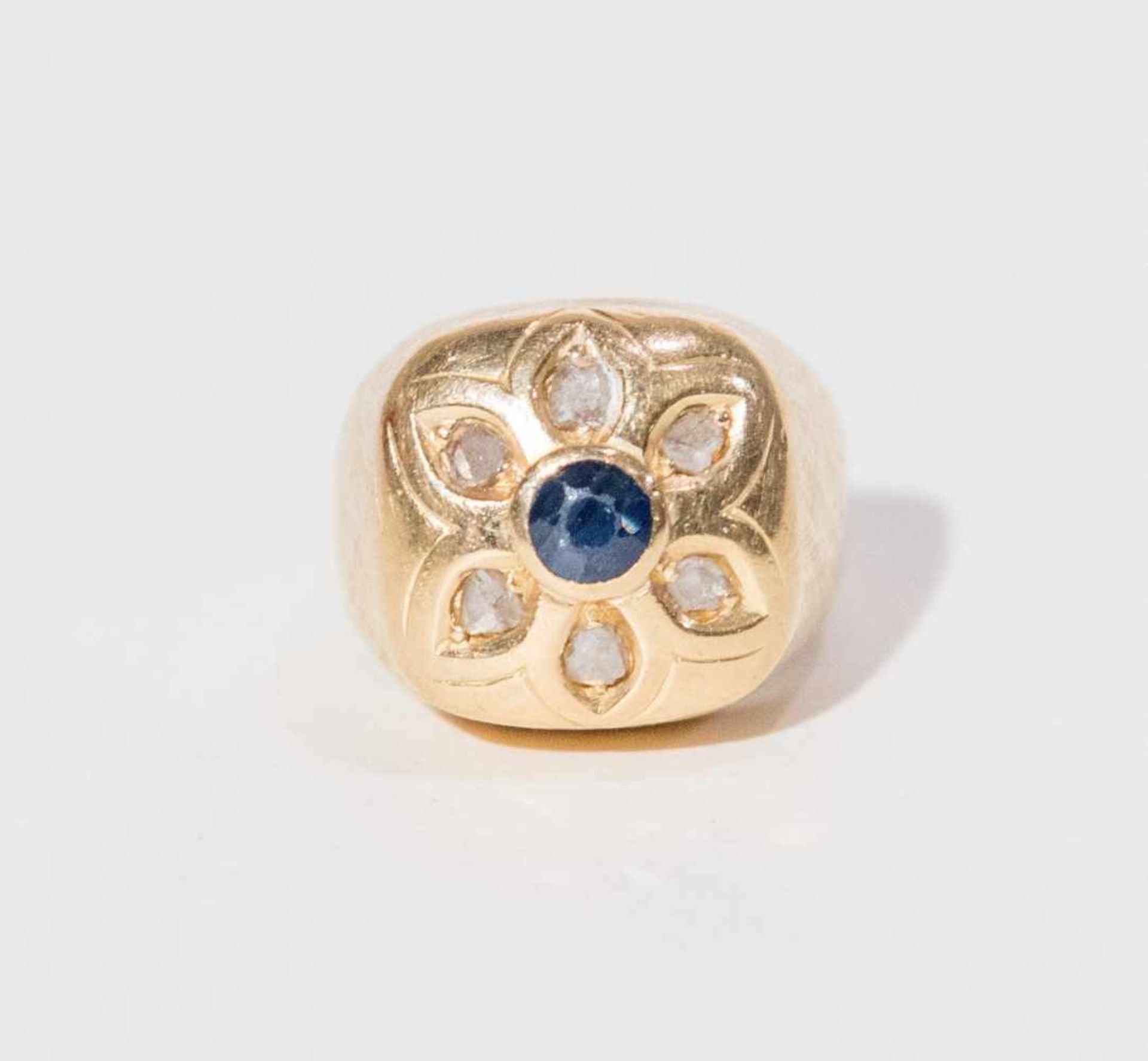 ANELLO A SCUDO IN ORO 18K A lavorazione damascata decorata con zaffiro blu e piccole rose di - Bild 2 aus 2