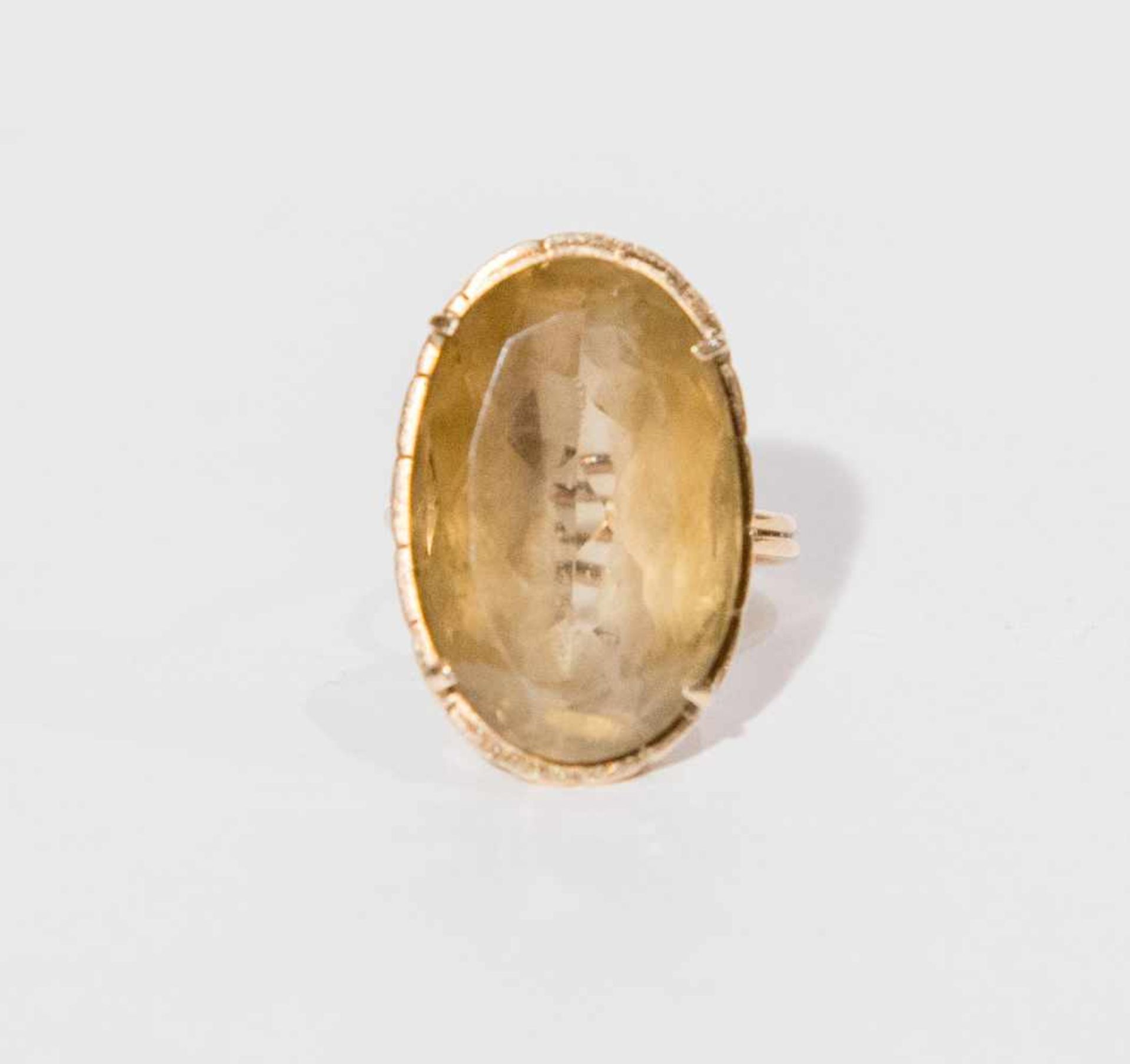 ANELLO IN ORO GIALLO 18K Recante quarzo fumé ovale sfaccettato. Peso complessivo 7,81 grammi. - Bild 2 aus 2