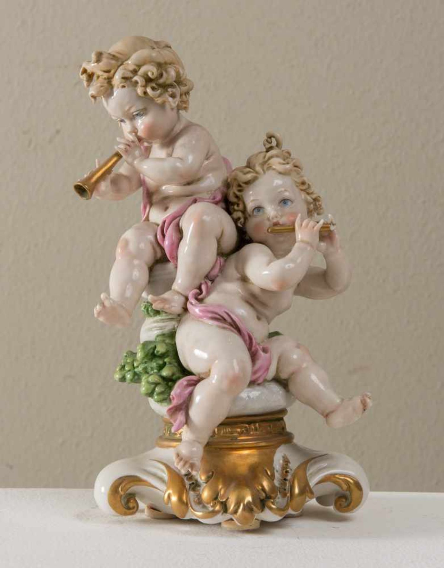 GIUSEPPE CAPPE’ (Cittiglio 1921- Lomagna 2008). «Putti suonatori». Porcellana smaltata firmata al