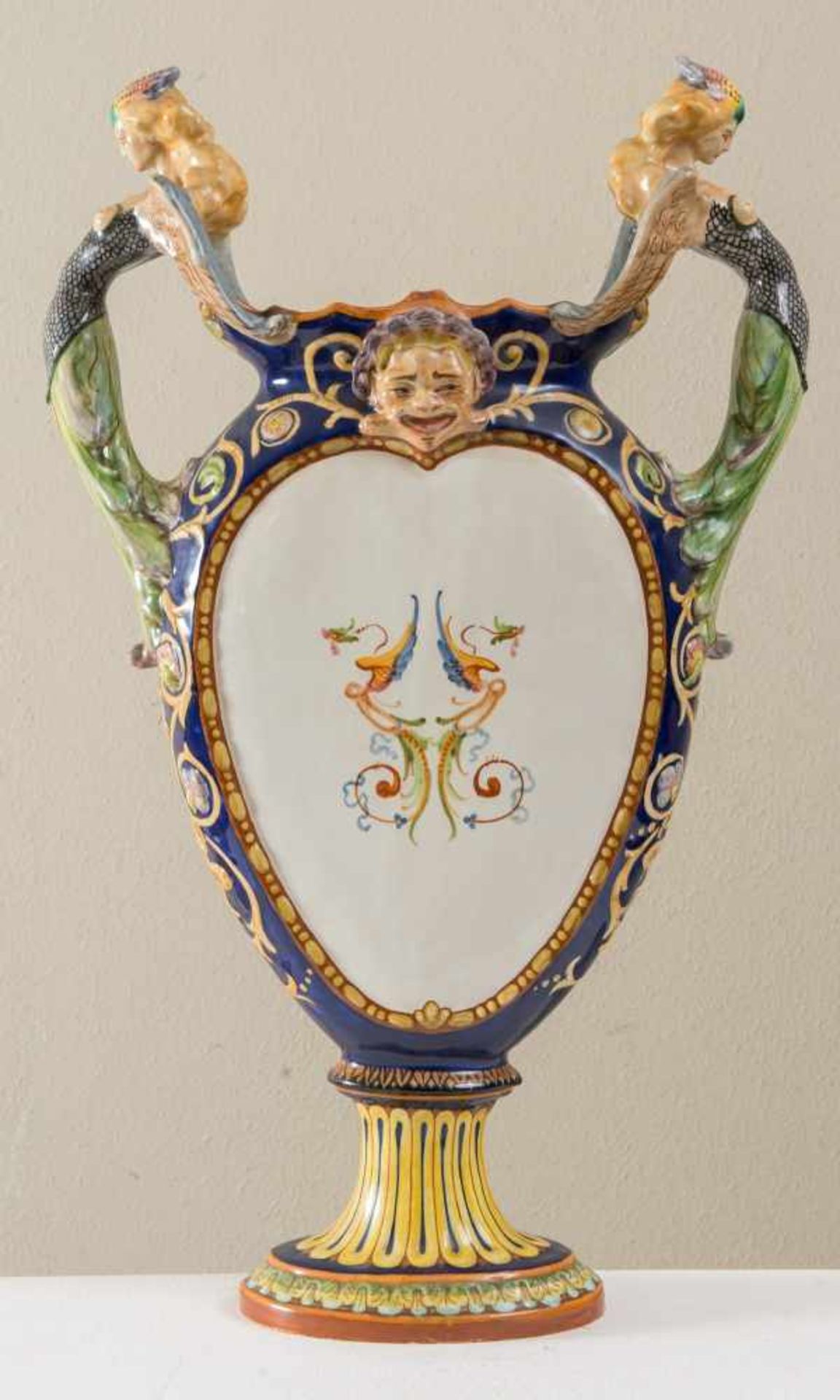 LA FAIENCE (Faenza, XX secolo). Vaso in maiolica smaltato policromo di forma schiacciata, con - Bild 2 aus 3