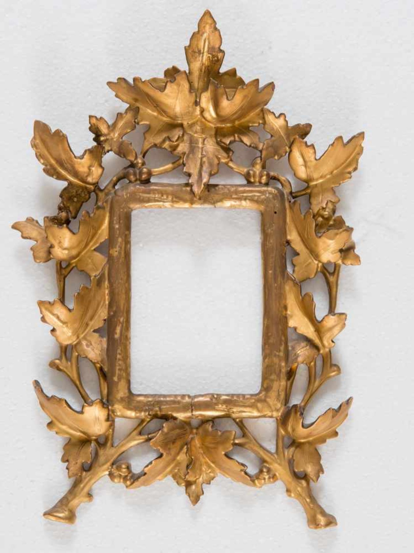 CORNICE, fine del XIX secolo. Realizzata in legno intagliato e dorato. Presenta motivo a foglie d’