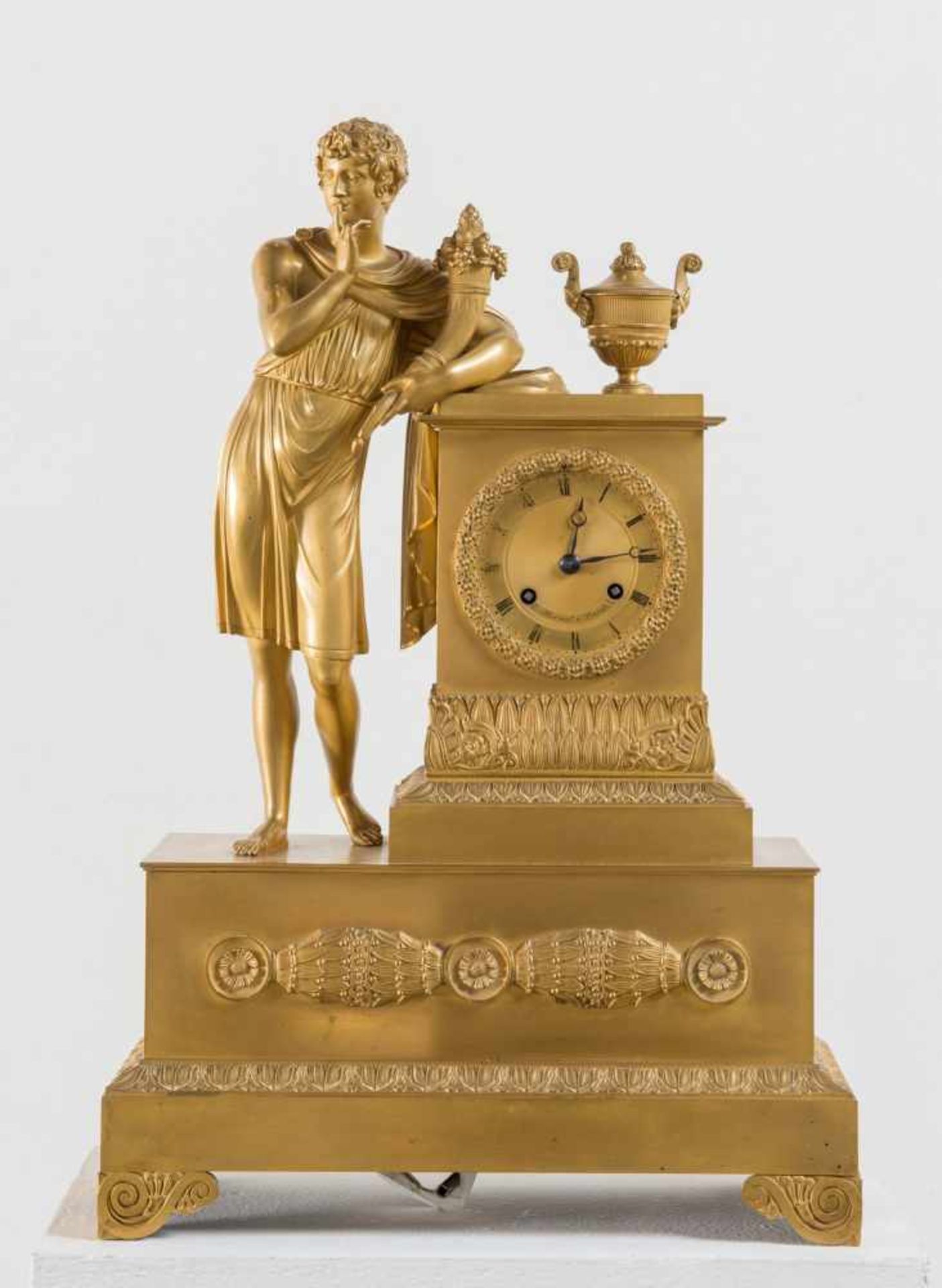 OROLOGIO IN BRONZO DORATO, Francia, prima metà del XIX secolo. Allegoria del silenzio con