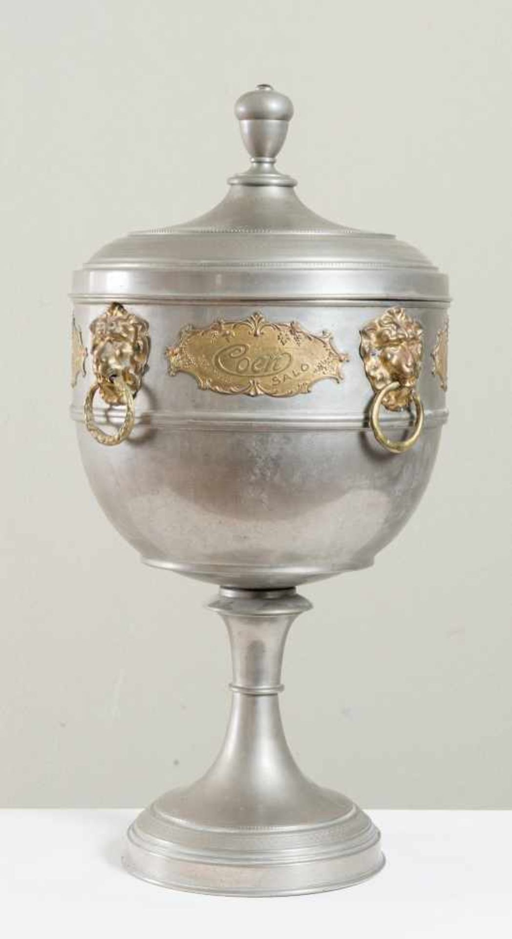 PORTACARAMELLE COEN, XX secolo. A forma di coppa, realizzato in metallo, presenta manigliette a - Bild 2 aus 2