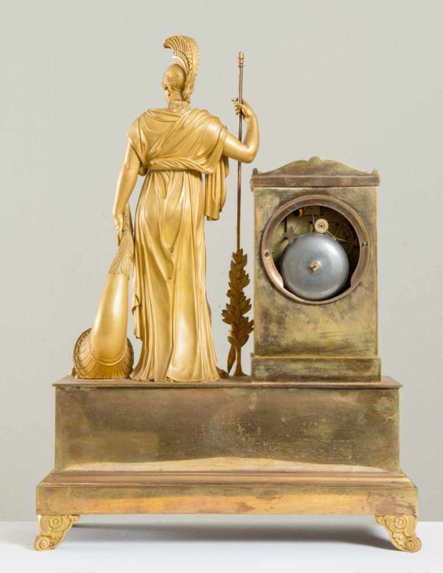 OROLOGIO IN BRONZO DORATO, Francia, inizi del XIX secolo. Quadrante in argento. Presenta una Diana - Bild 3 aus 3