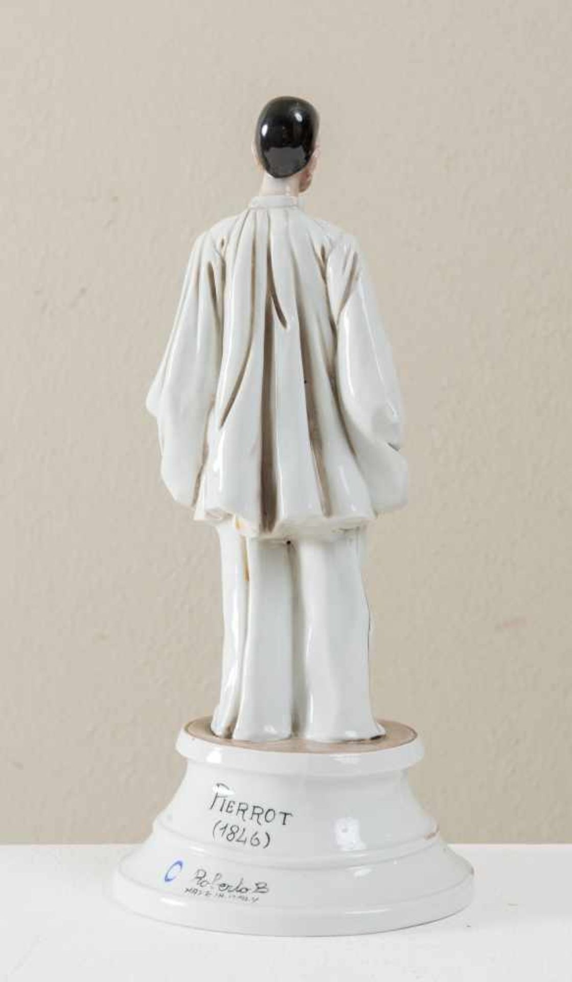 PORCELLANA CAPODIMONTE, 1846. “Pierrot”, figura in porcellana. Reca alla base “N. Coronata” in - Bild 2 aus 2