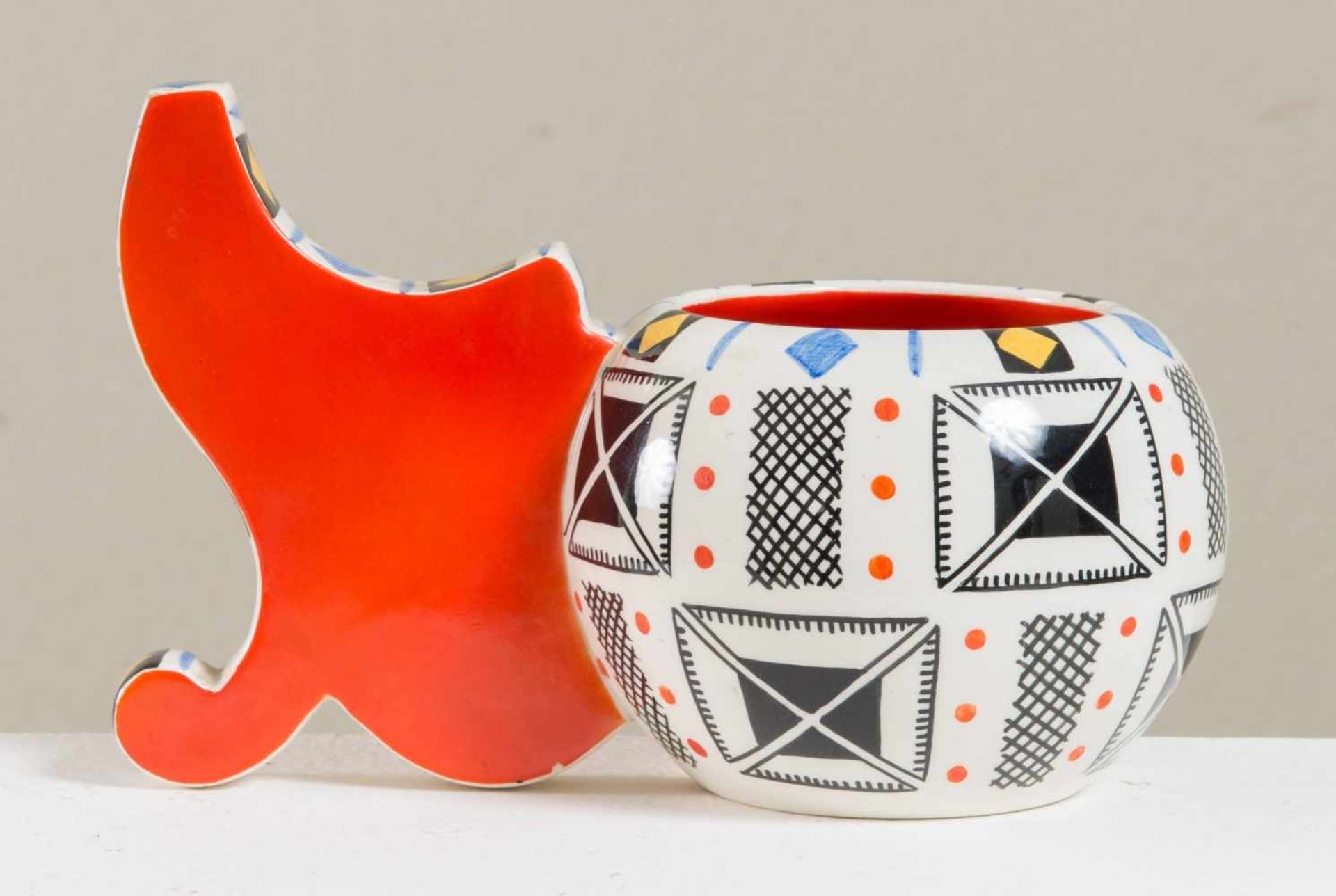 MANIFATTURA LENCI, XX secolo. Vaso in porcellana con manico importante rosso e decorata da motivi - Bild 2 aus 3