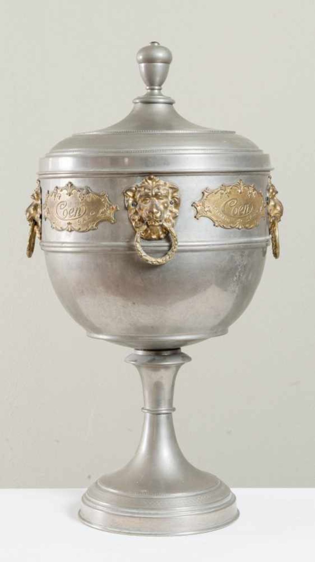 PORTACARAMELLE COEN, XX secolo. A forma di coppa, realizzato in metallo, presenta manigliette a