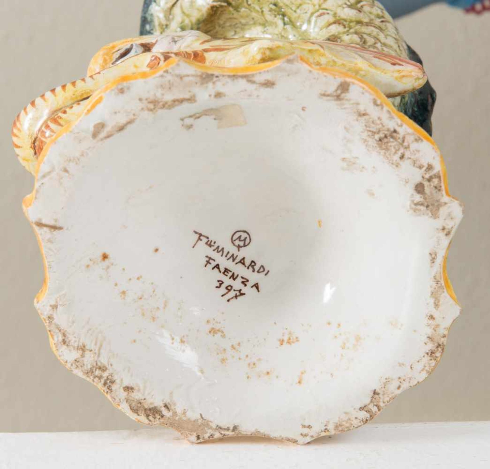 FRATELLI MINARDI (Faenza, inizio del XX secolo). Vaso in maiolica a foggia di tritone, sormontato da - Bild 2 aus 2