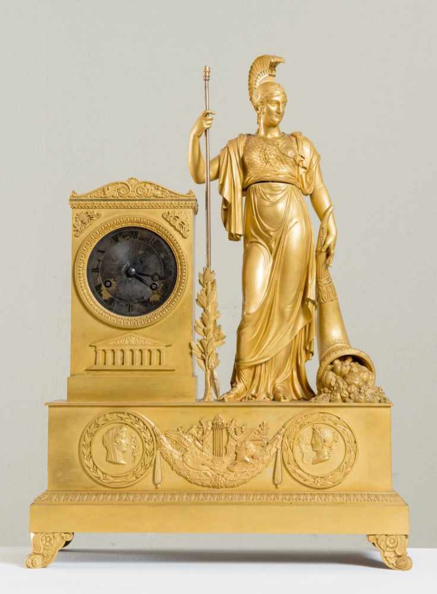 OROLOGIO IN BRONZO DORATO, Francia, inizi del XIX secolo. Quadrante in argento. Presenta una Diana