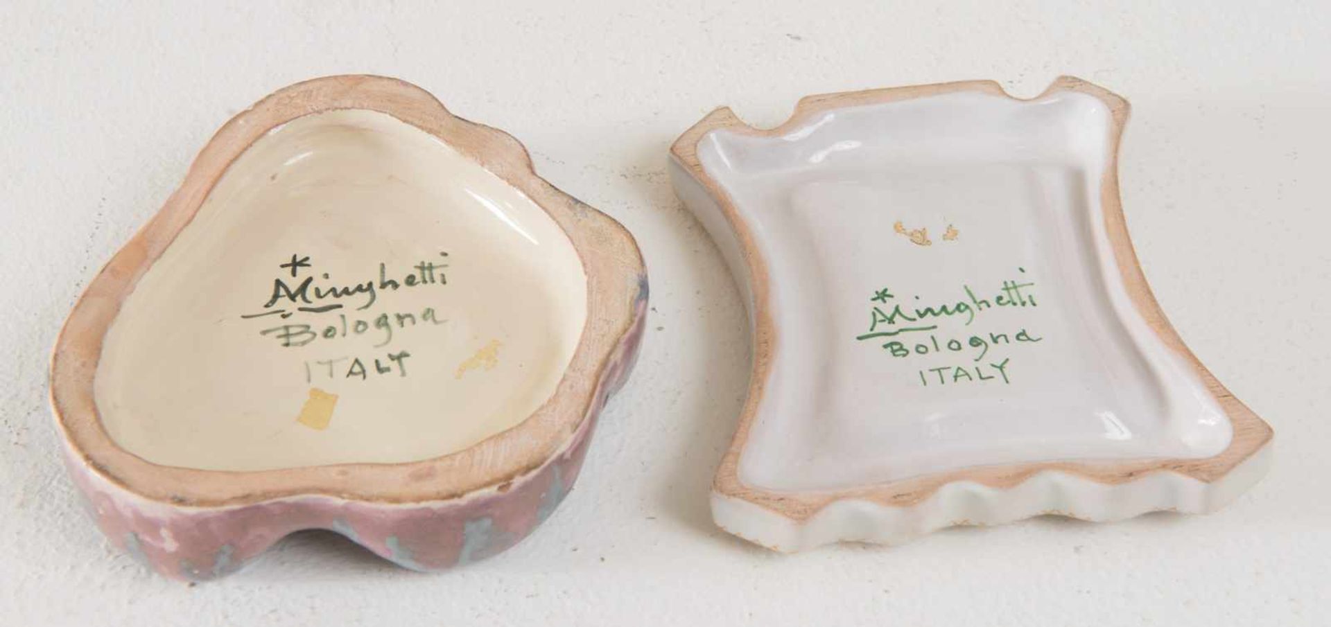 A. MINGHETTI, XX secolo. Coppia di posaceneri in ceramica smaltata, a firma “A. Minghetti”. 1: “ - Bild 2 aus 2