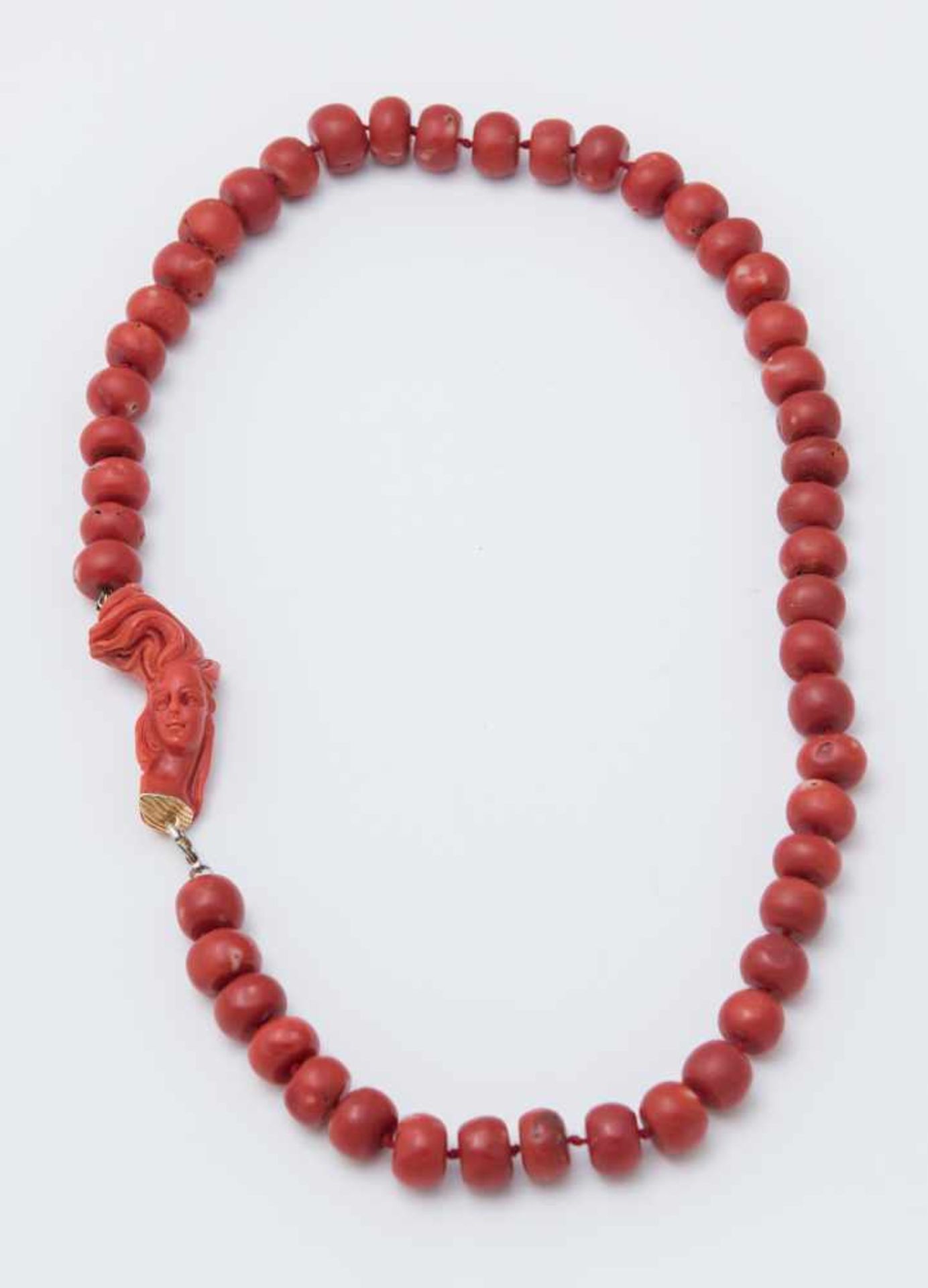 COLLANA IN CORALLO ad un filo di barilotti di corallo rosso, fermezza con altorilievo a profilo - Bild 2 aus 2