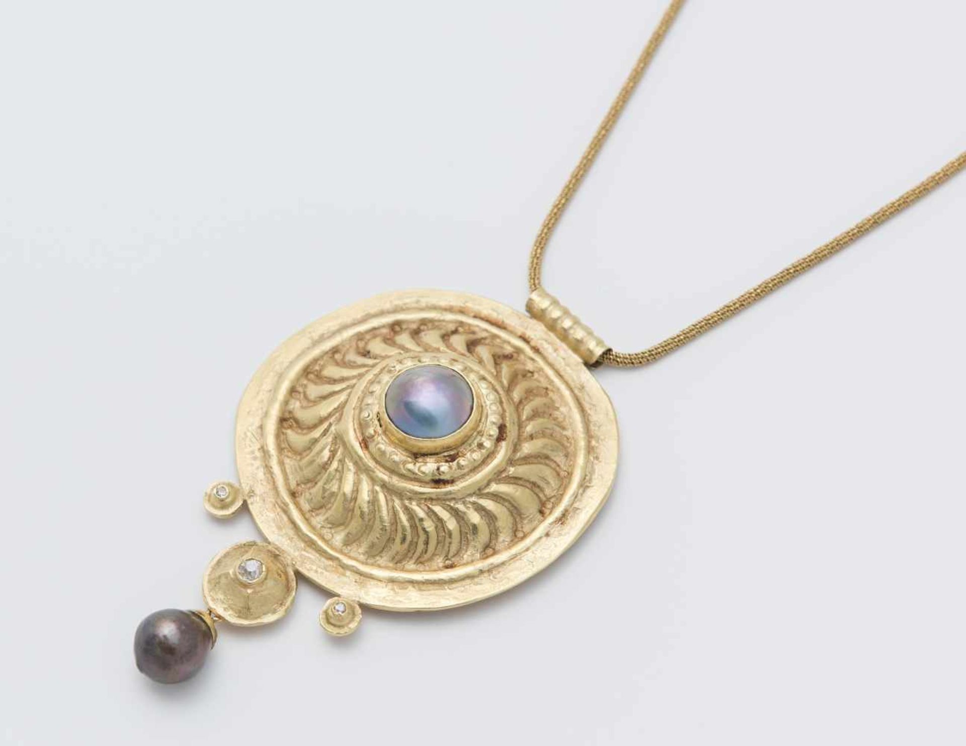 COLLANA IN ORO GIALLO, DIAMANTI E PERLE con catena sottile e grande pendente centrale decorato - Bild 2 aus 2