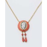 COLLANA CON CAMEO, ORO E CORALLI con catena sottile in oro giallo 18K, elemento frontale in cor