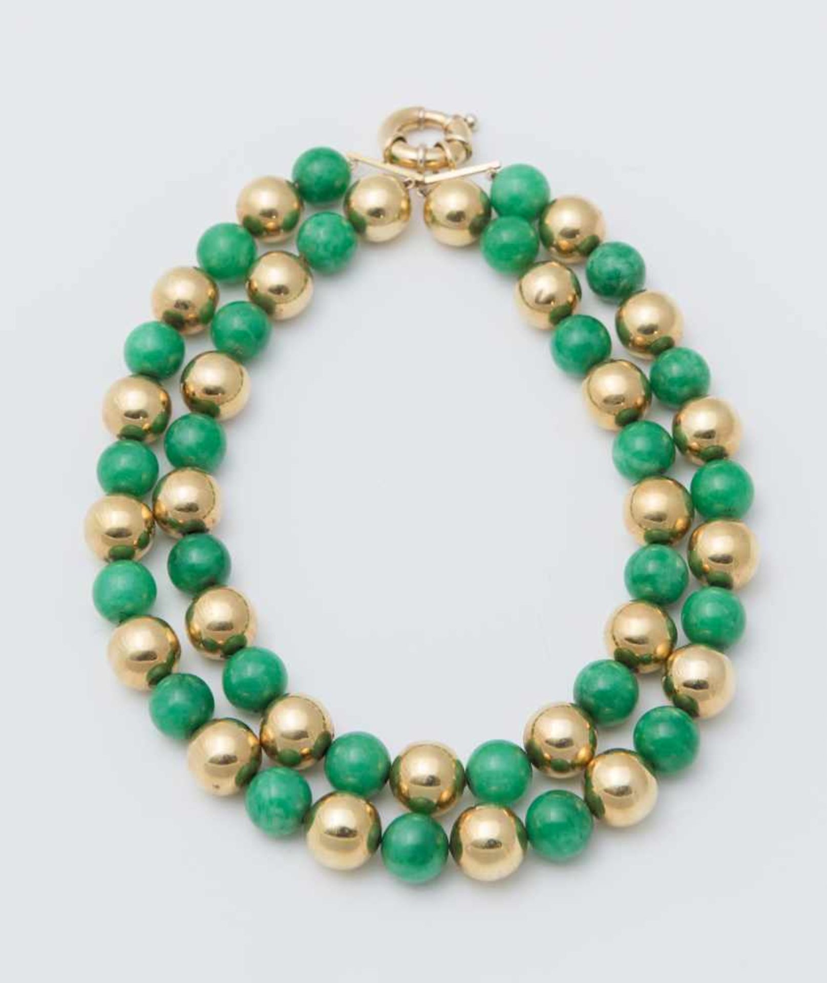 COLLANA IN ORO E BOULES VERDI. Lunga collana a boules alternate in pietra dura verde e oro 18K.