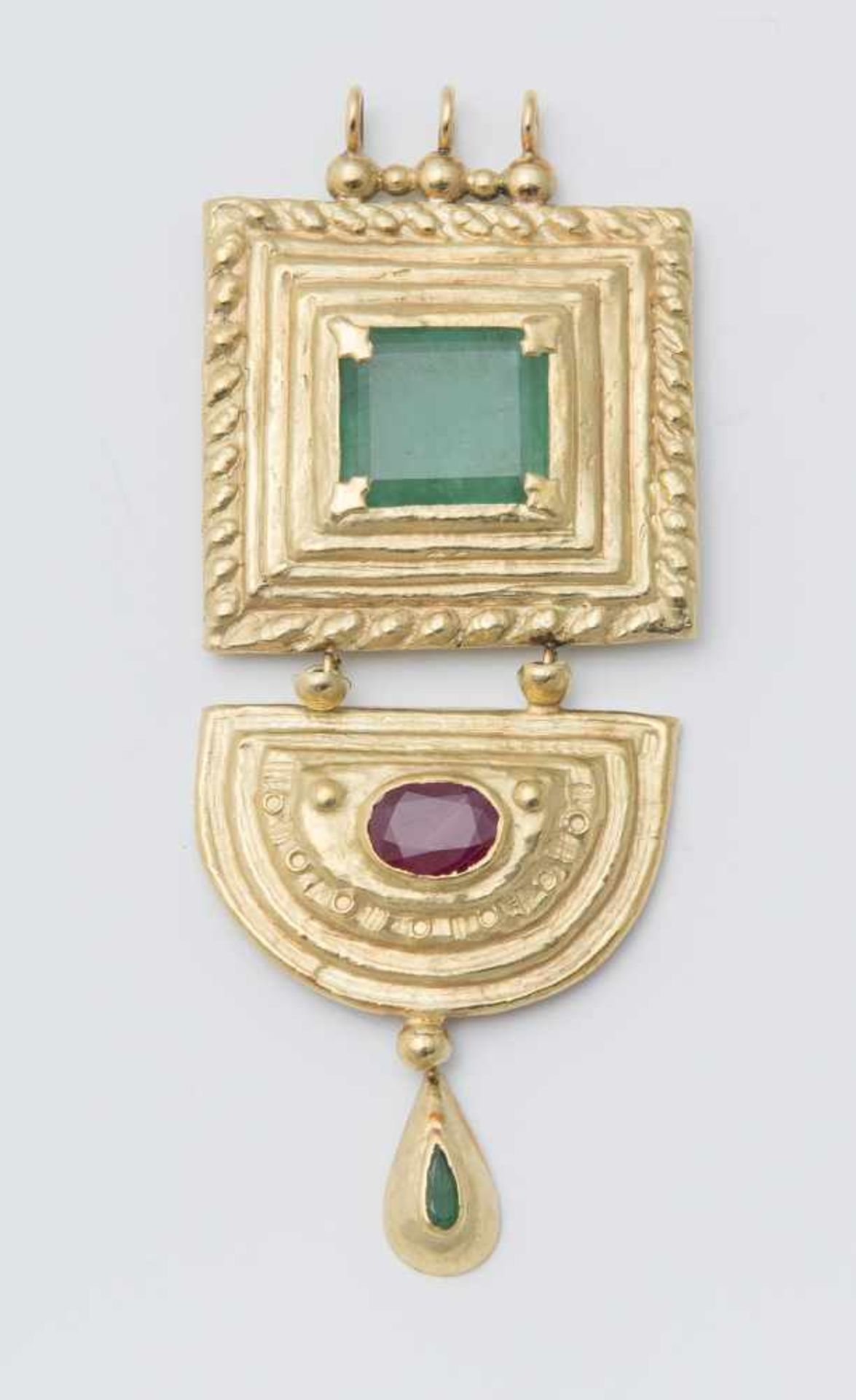 GRANDE PENDENTE IN ORO 18K, SMERALDI E RUBINO in oro giallo sbalzato e martellato, racchiudente