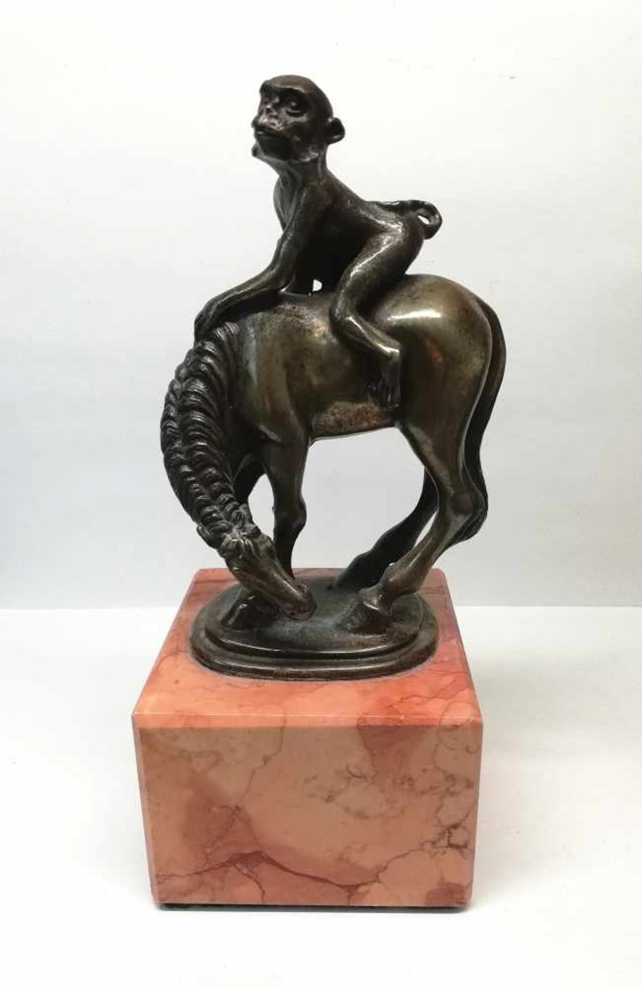 SkulpturAffe auf Pferd, Bronze, auf quadratischem Marmorsokel, Höhe 17cm;