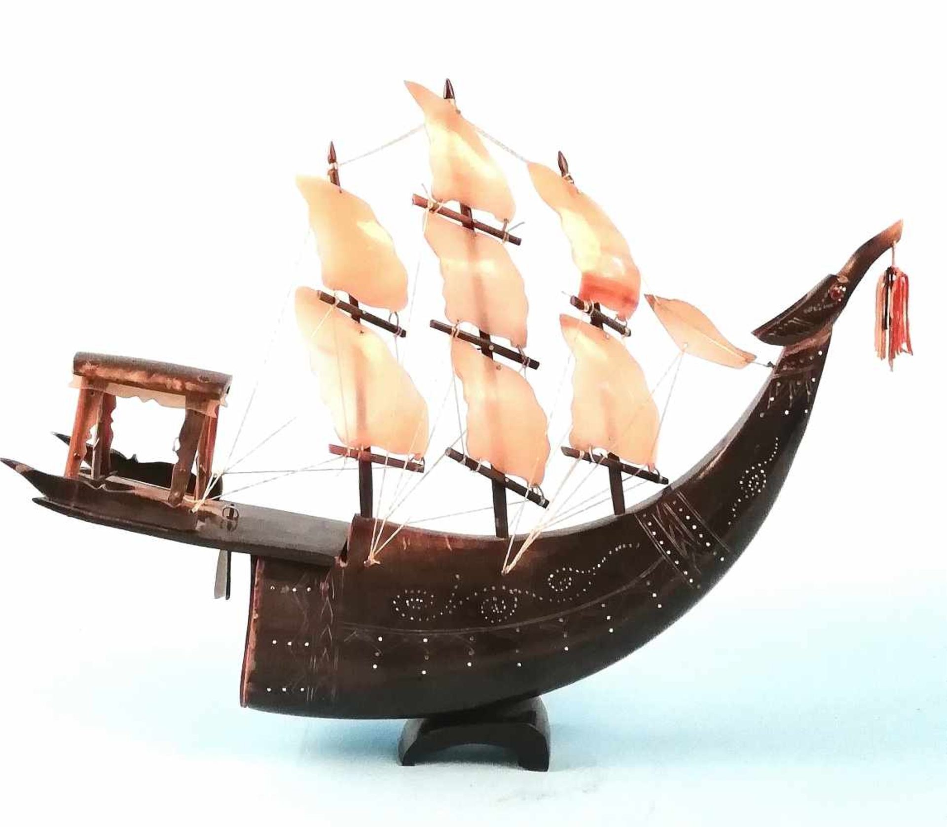 Schiffsmodell, Anfang 20.Jh.,aus Horn, handgefertigt, 35x45 cm;