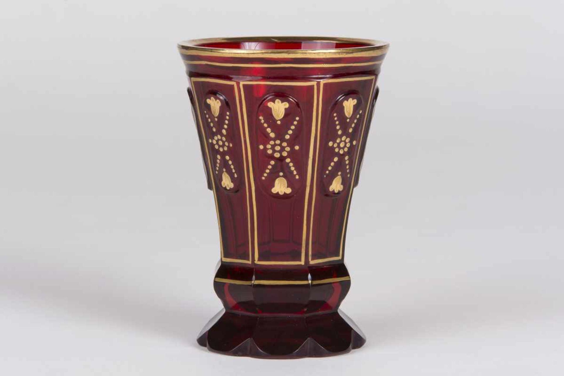 Biedermeier Fußbecher um 1840ausladende Form, rubinfarbiges Glas, faccettiert mit Medaillons