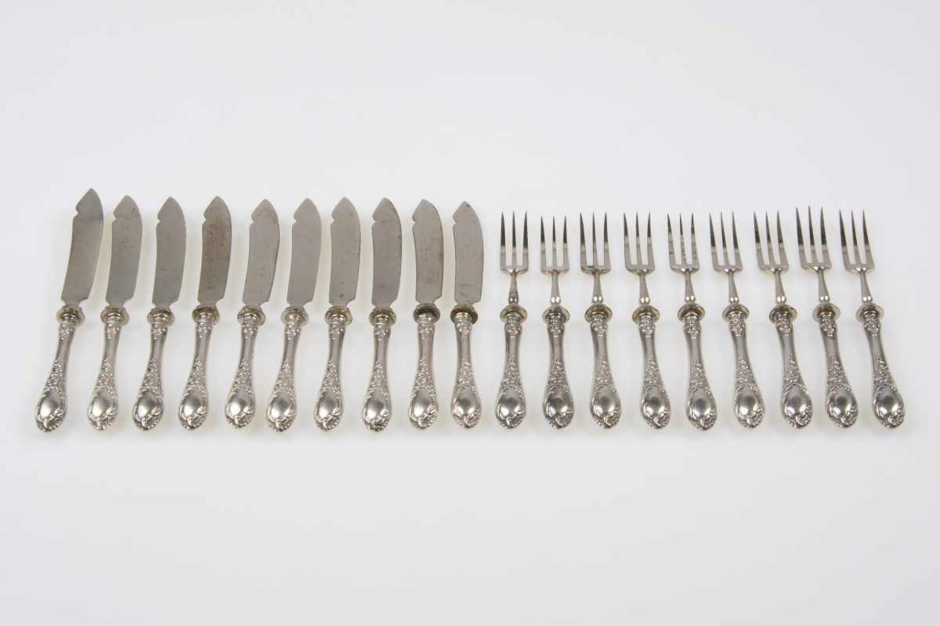 Obstbesteckbestehend aus: 9 Gabeln, 10 Messer, Silberhefte 800, plastisch gearbeitet, 431 g;