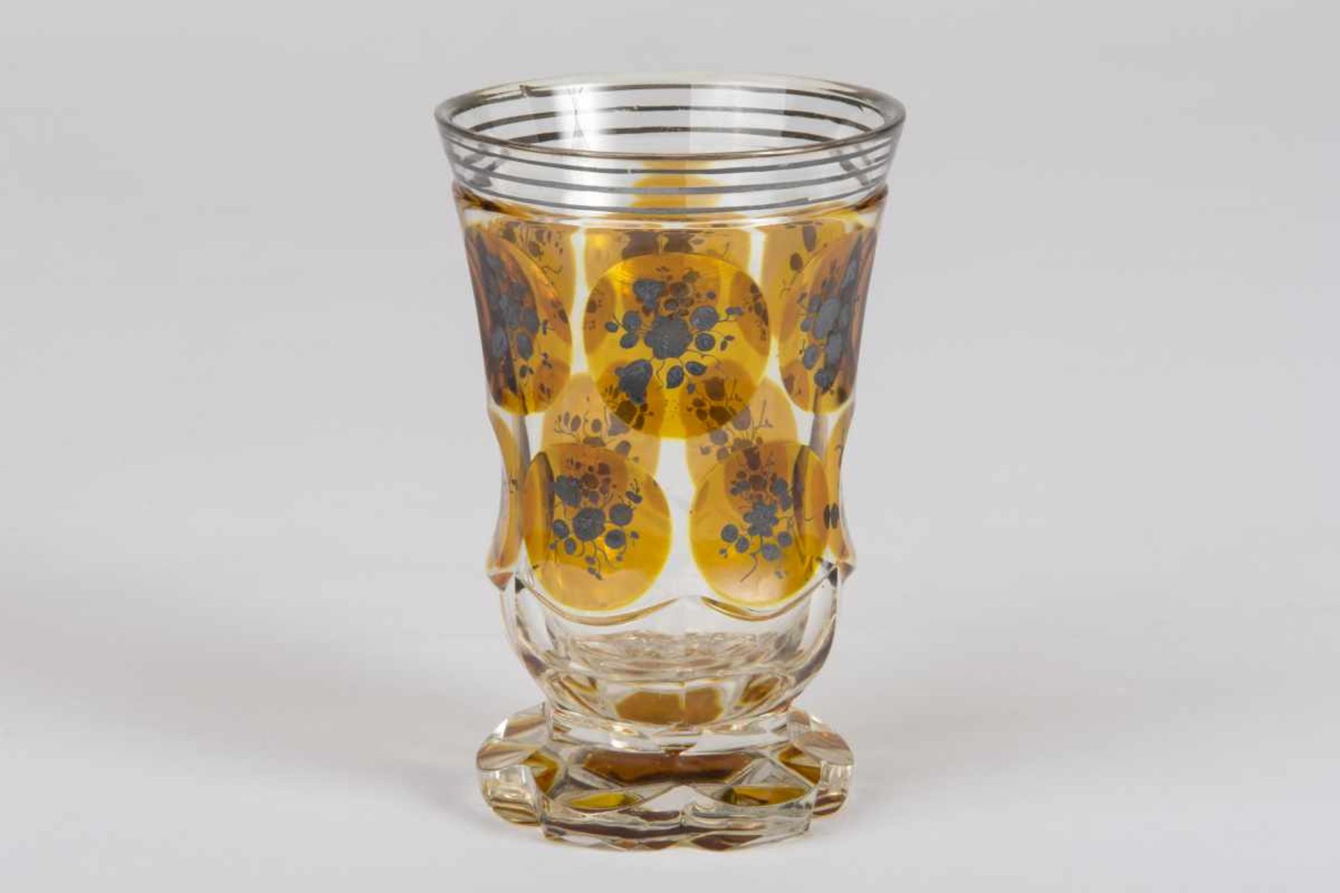 Fußbecher um 1840/1850,ausladende Form, farbloses Glas, geschliffen, Medaillons bernsteinfarben