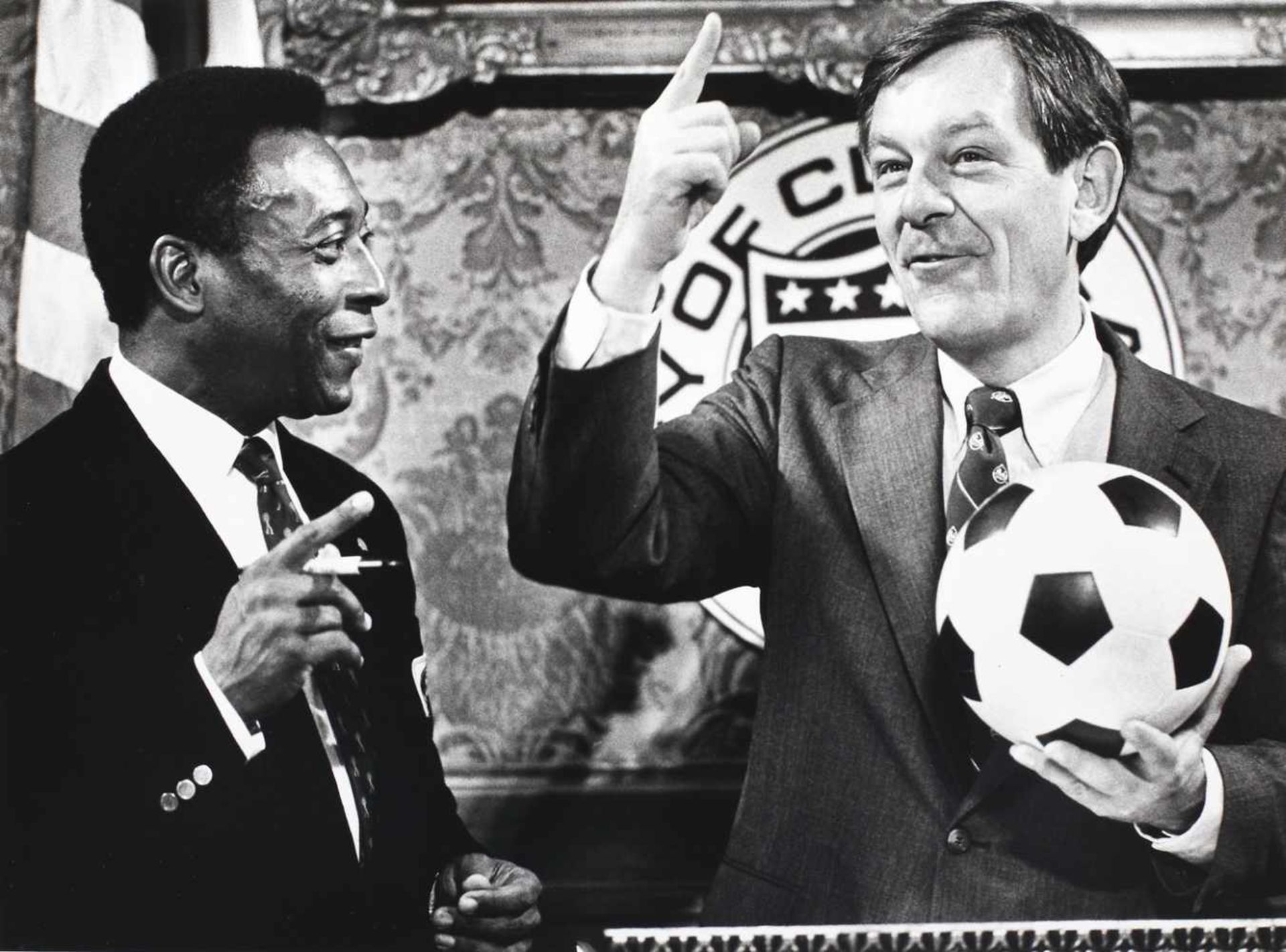 Pelé and George Voinovich, Mayor of Cleveland, S.U.A., 21st of October 1987