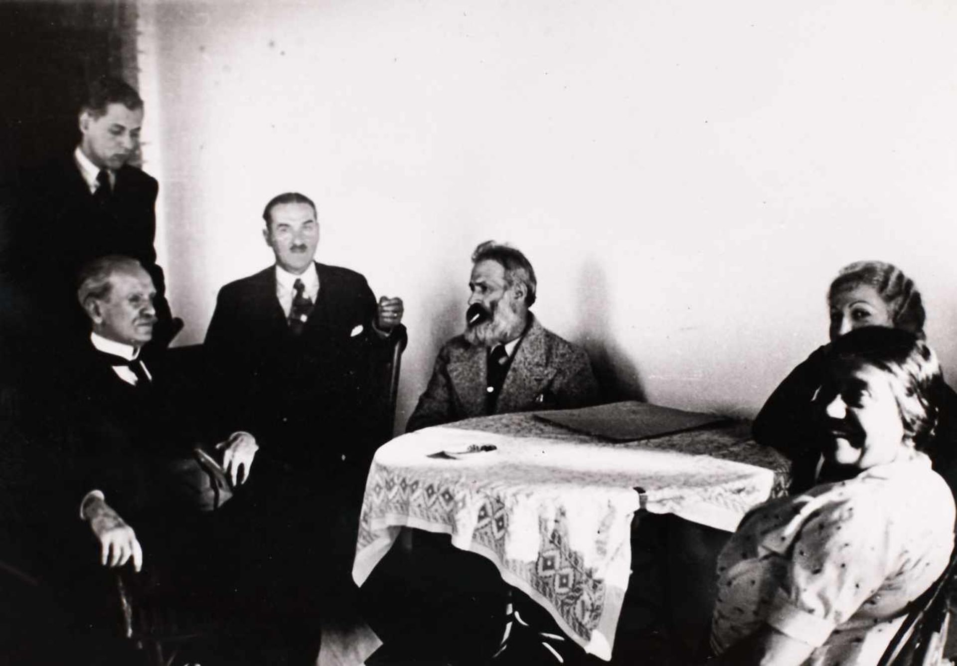 Constantin Brancuși visiting family Gerota, at Săftica - Bild 2 aus 4