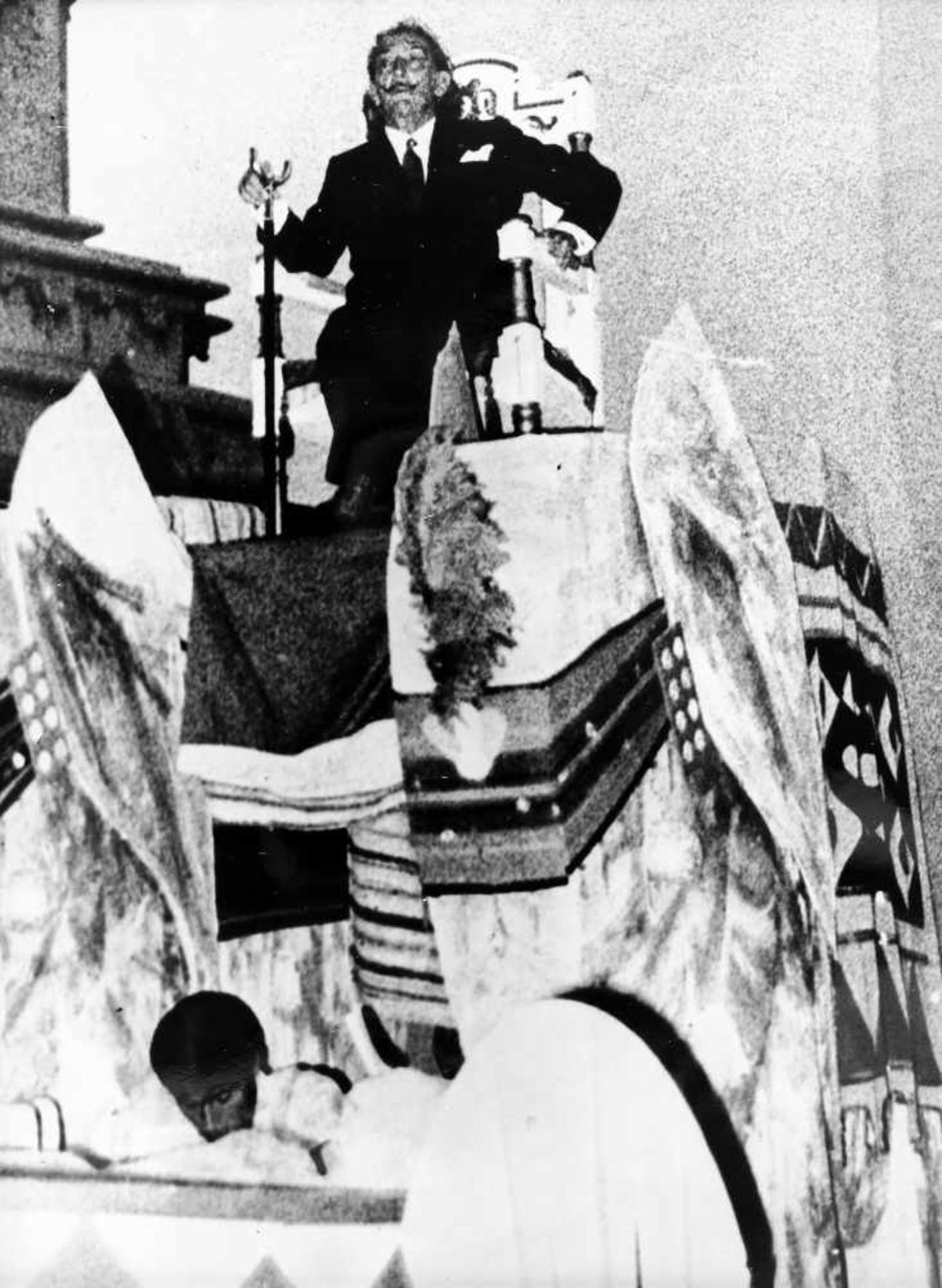 The famous Salvador Dalí on a throne, press photograph, Tarragona, Spain, August 24, 1973