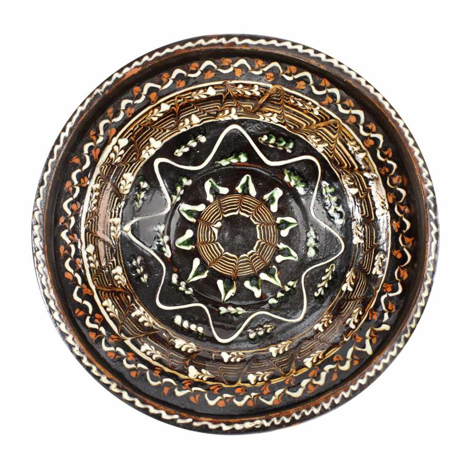 Flask decorated with sun rosettes, Muntenia, interwar period, and plate decorated with geometric mot - Bild 3 aus 3