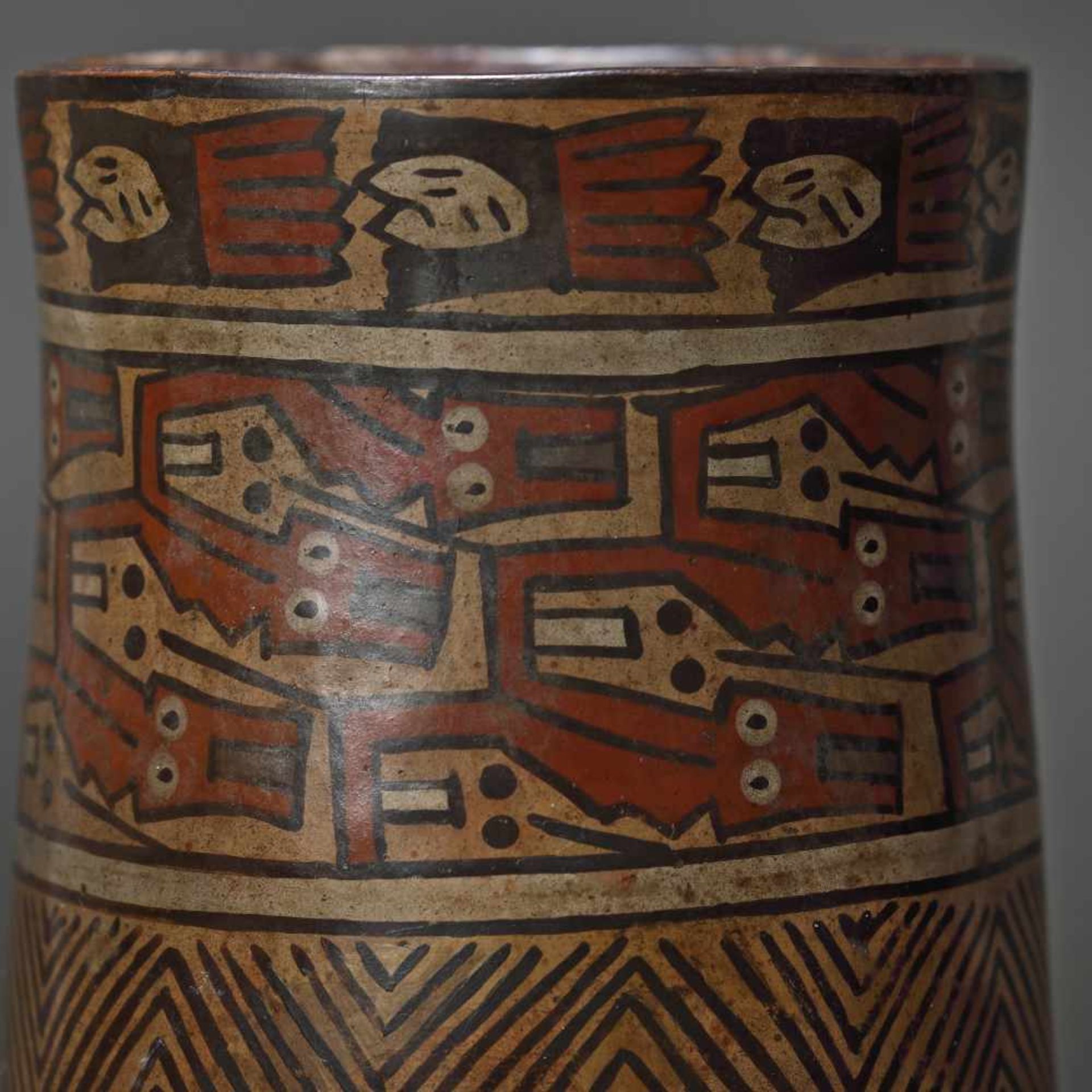 Painted ceramic vessel, decorated with beheaded shamans, Nazca culture, Peru, approx. 1,400 years ol - Bild 4 aus 5