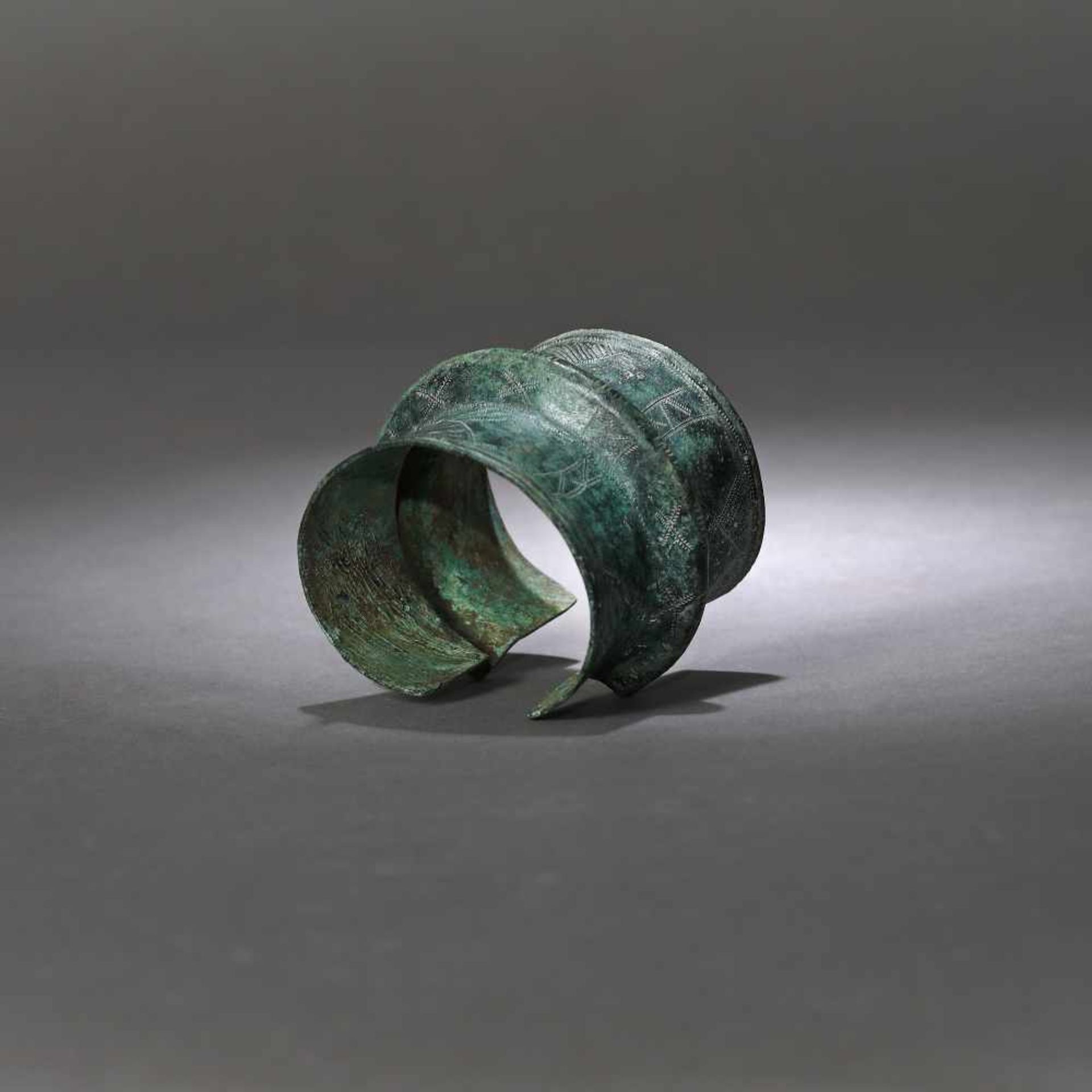 Two bronze bracelets, engraved with geometric motifs, North-eastern Europe, possibly Poland, 8th-10t - Bild 3 aus 4