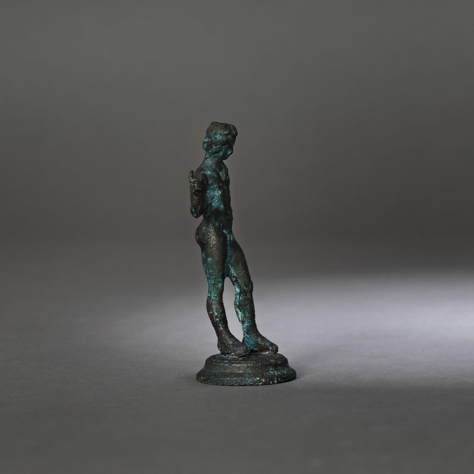 Bronze statuette depicting an ephebe, 2nd-1st century B.C. - Bild 2 aus 3